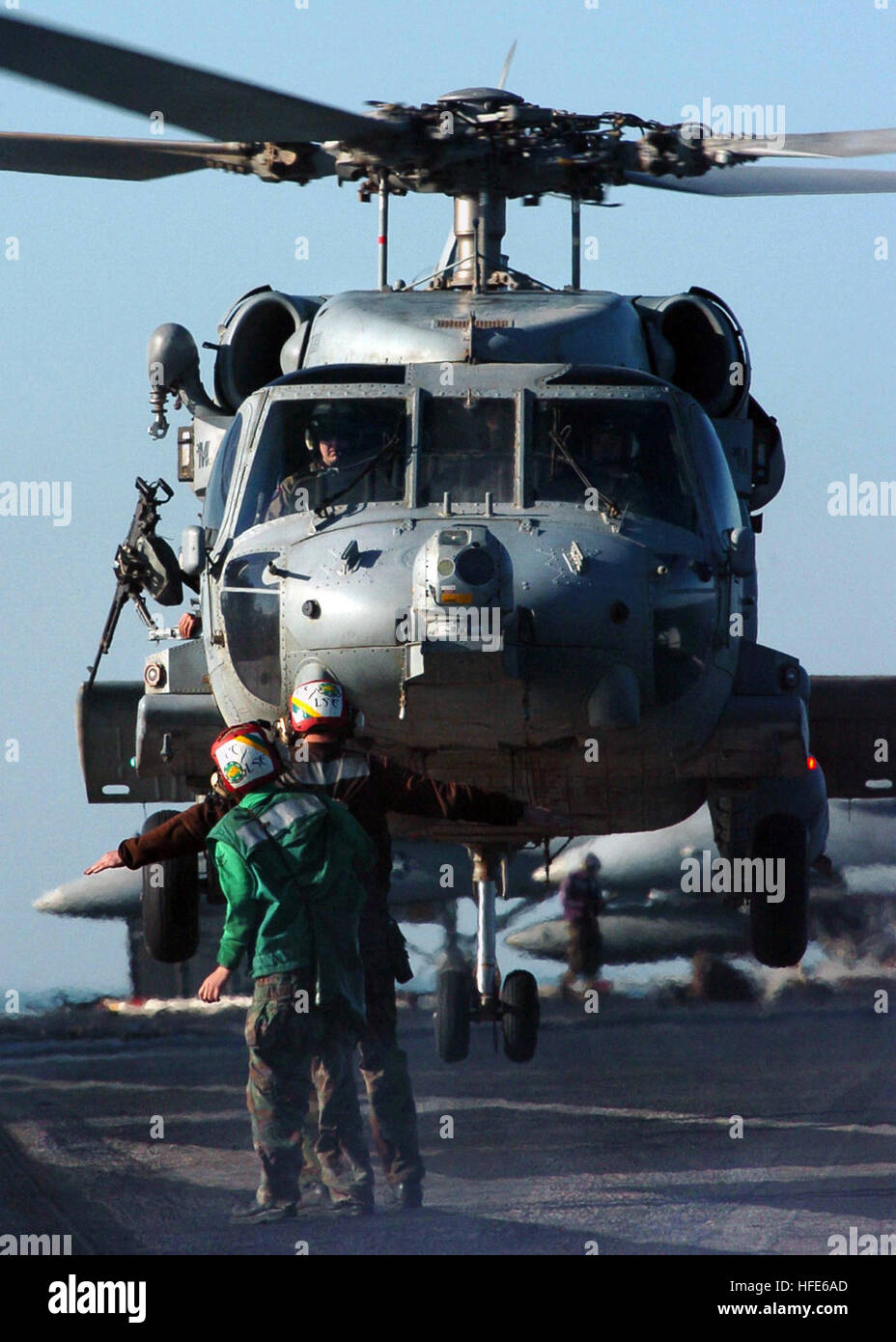041129-N-4308O-050 Golfo Persico (nov. 19, 2004) - Aviazione da elettricista, Mate 3° di classe Megan Truncer assegnato all'ÒDusty DogsÓ di elicottero Anti-Submarine Squadron sette (HS-7), comunica con il pilota di un SH-60 Seahawk elicottero tramite segnali a mano, aiutandolo a terra in modo sicuro sulla Nimitz-class portaerei USS Harry Truman (CVN 75). Truman portante del gruppo di sciopero dieci (CSG-10) e lei ha avviato Carrier aria Wing tre (CVW-3) sono attualmente su una distribuzione programmata a sostegno della guerra globale al terrorismo. US Navy foto di PhotographerÕs Mate Airman Ryan O'Connor (rilasciato) US Foto Stock
