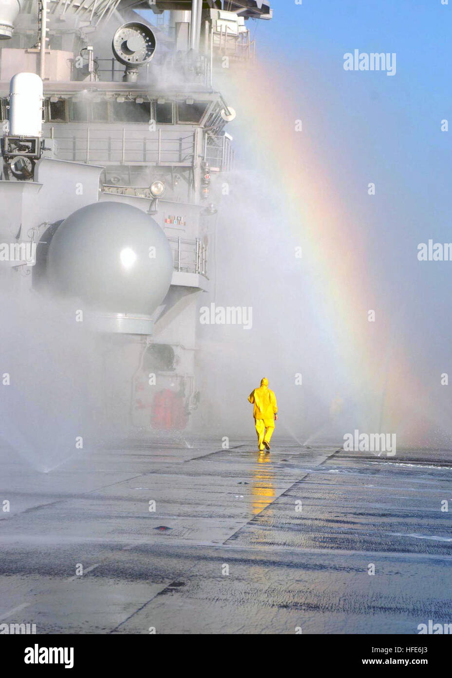 041206-N-3455P-008 Oceano Pacifico (dec. n. 6, 2004) Ð un arcobaleno si forma come un marinaio fa un controllo finale della contromisura sistema di lavaggio (CMWDS) sul ponte di volo a bordo di un assalto anfibio nave USS Boxer (LHD 4). Il CMWDS fornisce una copertura di protezione dell'acqua all'esterno di una nave nel corso di una sostanza chimica, biologica o radiologici (CBR) attacco. Questo scudo di lavaggi con acqua CBR contaminanti oltre il lato prima che essi possono aderire alla superficie shipÕs o influenzare l'equipaggio. Stati Uniti Navy foto dal fotografo di Mate Airman Rudy Polach (rilasciato) Navy US 041206-N-3455P-008 un arcobaleno si forma come un marinaio Foto Stock