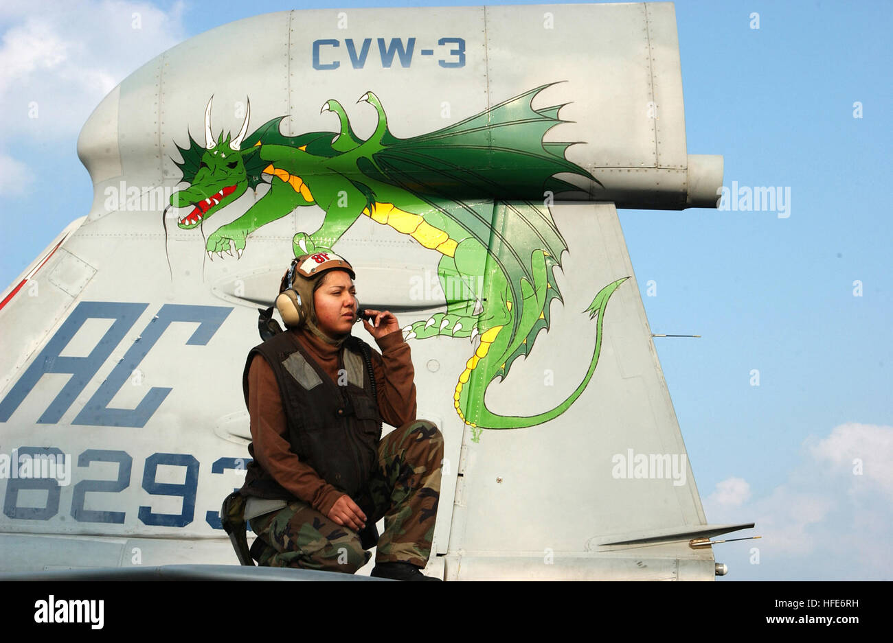 041222-N-4953ES-169 Golfo Persico (dec. n. 22, 2004) Ð Airman Silvia Rodriguez, un piano capitano assegnato all'ÒZappersÓ dell'attacco elettronico uno squadrone tre Zero (VAQ-130) esegue un controllo di preflight di un EA-6B ÒProwlerÓ prima di operazioni di volo. Carrier aria Wing tre (CVW-3) è attualmente impegnato a bordo della USS Harry Truman (CVN 75) di conduzione intelligence, sorveglianza e ricognizione (ISR) missioni in Iraq. Truman portante del gruppo di sciopero dieci (CSG-10) e CVW-3 sono su un regolarmente la distribuzione programmata a sostegno della guerra globale al terrorismo. Stati Uniti Navy foto dal fotografo M Foto Stock