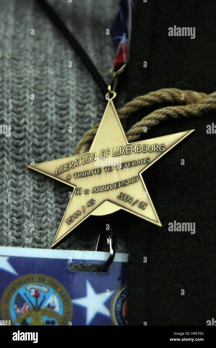 041216-3236B-011 Bastogne, Belgio (dec. n. 16, 2004) Ð una guerra mondiale II U.S. Il Veterano dell'esercito mostra con orgoglio una medaglia a lui presentati durante il sessantesimo anniversario della ÒBattle del BulgeÓ tenutasi a Bastogne, Belgio. La medaglia è stata presentata come un omaggio agli uomini e alle donne che hanno combattuto nella Battaglia delle Ardenne nell'inverno del 1944 e 1945. Eventi servono per commemorare il sessantesimo anniversario della tedesca azione offensiva nella regione delle Ardenne del Belgio orientale e nord del Lussemburgo, dove le forze americane hanno subito alcune delle sue più grandi vittime durante la seconda guerra mondiale. Stati Uniti Navy foto di PhotographerÕs mate 1 Foto Stock
