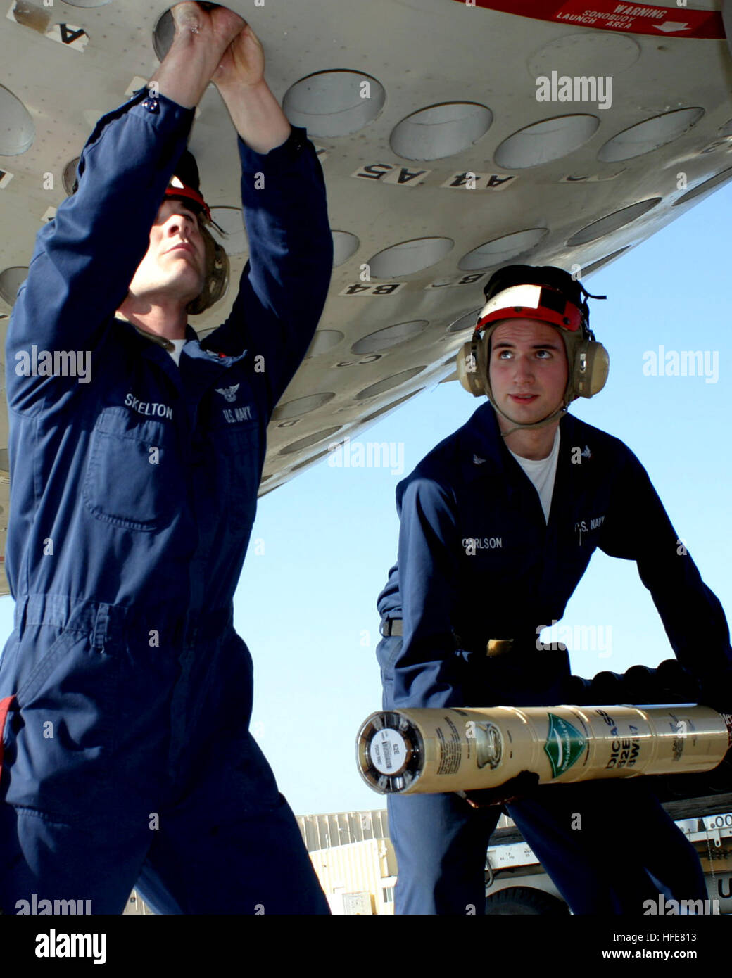 050110-N-3195P-002 Sigonella, Sicilia (GEN. 10, 2005) Ð Aviation Ordnanceman 3rd Class Nick Carlson, destra, è pronta a portata di mano una sonobuoy all'aviazione Ordnanceman 2a classe Jason Skelton durante il caricamento di sonobuoys in un P-3C Orion assegnato all'ÒMad FoxesÓ di Patrol Squadron cinque (VPÑ5). Sonobuoys sono dispositivi che vengono utilizzati per rilevare le onde acustiche prodotte dalle navi e sottomarini. VP-5 è su un regolarmente la distribuzione programmata a sostegno della guerra globale al terrorismo. Stati Uniti Navy foto di PhotographerÕs Mate 3° di classe Jesse L. Paquin (rilasciato) Navy US 050110-N-3195P-002 Aviation Ordnancema Foto Stock