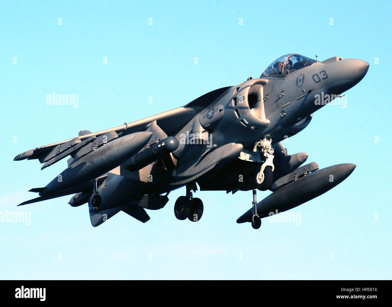 050110-N-5313A-061 Oceano atlantico (GEN. 10, 2005) - Un AV-8B Harrier si prepara ad atterrare sul ponte di volo di assalto anfibio nave USS Kearsarge (LHD 3). La Kearsarge Expeditionary Strike Group (ESG) e il ventiseiesimo Marine Expeditionary Unit (MEU) partecipano in un esercizio di ESG in preparazione per la loro prossima distribuzione programmata. Stati Uniti Navy foto dal fotografo di Mate Airman Sarah E. ARD (rilasciato) Navy US 050110-N-5313A-061 Un AV-8B Harrier si prepara ad atterrare sul ponte di volo di assalto anfibio nave USS Kearsarge (LHD 3) Foto Stock 050110-N-5313A-061 Oceano atlantico (GEN. 10, 2005) - Un AV-8B Harrier si prepara ad atterrare sul ponte di volo di assalto anfibio nave USS Kearsarge (LHD 3). La Kearsarge Expeditionary Strike Group (ESG) e il ventiseiesimo Marine Expeditionary Unit (MEU) partecipano in un esercizio di ESG in preparazione per la loro prossima distribuzione programmata. Stati Uniti Navy foto dal fotografo di Mate Airman Sarah E. ARD (rilasciato) Navy US 050110-N-5313A-061 Un AV-8B Harrier si prepara ad atterrare sul ponte di volo di assalto anfibio nave USS Kearsarge (LHD 3) Foto Stock