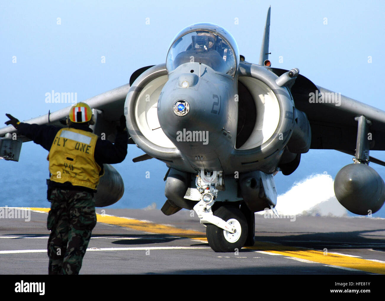 050110-N-5313A-082 Oceano atlantico (GEN. 10, 2005) - Aviazione Boatswain compagno del gestore di seconda classe Esley Smith da Trenton, N.J., dirige un AV-8B Harrier per girare a destra sul ponte di volo della USS Kearsarge (LHD 3). La Kearsarge Expeditionary Strike Group (ESG) e il ventiseiesimo Marine Expeditionary Unit (MEU) partecipano in un esercizio di ESG in preparazione per la loro prossima distribuzione programmata. Stati Uniti Navy foto dal fotografo di Mate Airman Sarah E. ARD (rilasciato) Navy US 050110-N-5313A-082 Aviation Boatswain compagno del gestore di seconda classe Esley Smith da Trenton, N.J., dirige un AV-8B Harrier a t Foto Stock 050110-N-5313A-082 Oceano atlantico (GEN. 10, 2005) - Aviazione Boatswain compagno del gestore di seconda classe Esley Smith da Trenton, N.J., dirige un AV-8B Harrier per girare a destra sul ponte di volo della USS Kearsarge (LHD 3). La Kearsarge Expeditionary Strike Group (ESG) e il ventiseiesimo Marine Expeditionary Unit (MEU) partecipano in un esercizio di ESG in preparazione per la loro prossima distribuzione programmata. Stati Uniti Navy foto dal fotografo di Mate Airman Sarah E. ARD (rilasciato) Navy US 050110-N-5313A-082 Aviation Boatswain compagno del gestore di seconda classe Esley Smith da Trenton, N.J., dirige un AV-8B Harrier a t Foto Stock