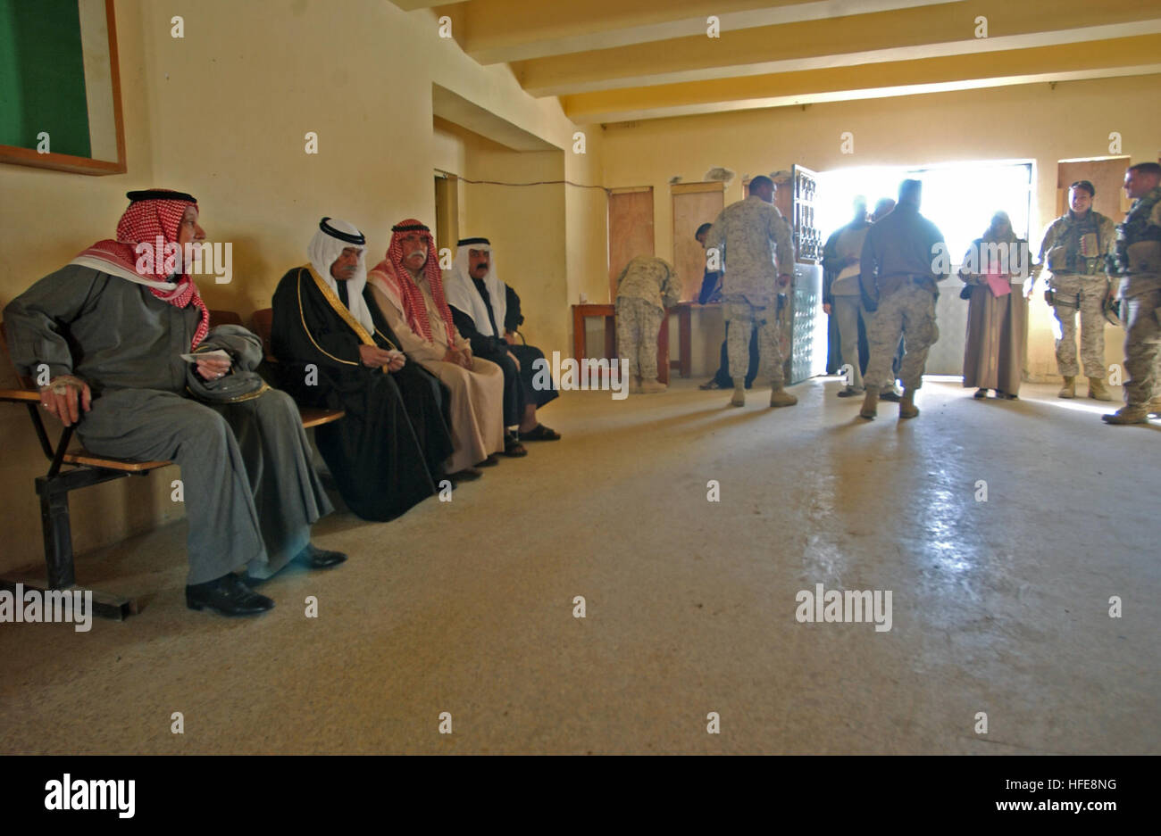 I potenziali lavoratori dei sondaggi a Najaf, Iraq, attendono di registrarsi per ottenere i permessi prima delle prime elezioni democratiche del paese dal 1919. Foto Stock
