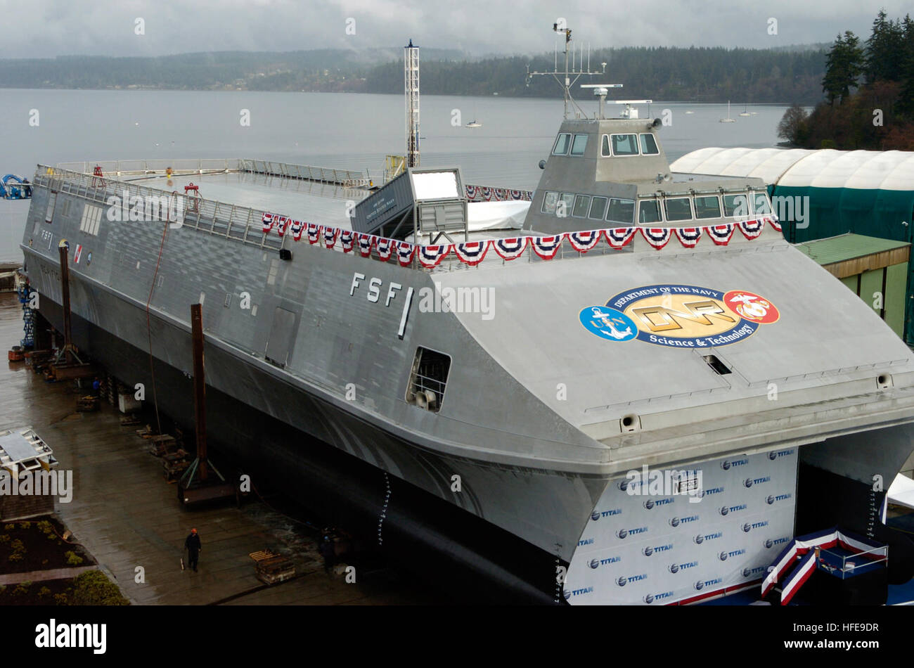 050204-N-7676W-193, Whidbey Island (feb. 4, 2005) - Il litorale Craft-Experimental superficiale (X-Craft), battezzato mare Fighter (FSF 1), a Nichols Bros. I fabbricanti di imbarcazioni di Freeland, Whidbey Island, nello Stato di Washington, sarà utilizzato per valutare le prestazioni di idrodinamica, comportamento strutturale, missione la flessibilità e il sistema di propulsione ad alta velocità di navi. La X-Craft è una ad alta velocità catamarano in alluminio che si prova una varietà di tecnologie che consentiranno di Marina di operare più efficacemente nel litorale o near-shore acque. Stati Uniti Navy foto da John F. Williams (rilasciato) Navy US 050204-N-7676W-193 egli li Foto Stock
