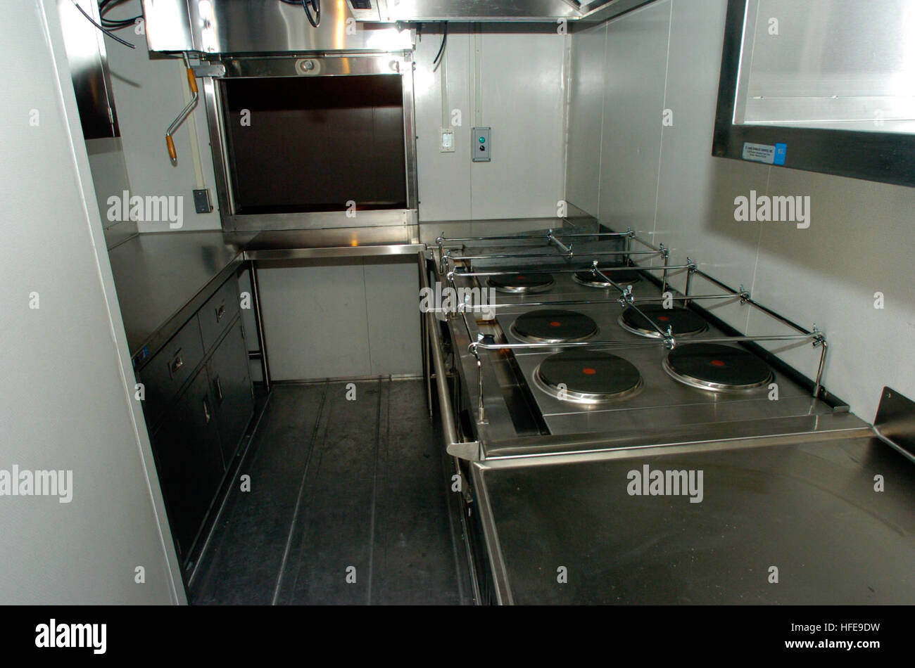 050204-N-7676W-257 Freeland, nello Stato di Washington (Feb. 4, 2005) - La cucina a bordo della marina nave più recente, il litorale Craft-Experimental superficiale (X-Craft), mare Fighter (FSF 1), a Nichols fratelli costruttori di barche in Freeland, nello Stato di Washington Mare Fighter sarà utilizzato per valutare le prestazioni di idrodinamica, comportamento strutturale, missione la flessibilità e il sistema di propulsione ad alta velocità di navi. La X-Craft è una ad alta velocità catamarano in alluminio che si prova una varietà di tecnologie che consentiranno di Marina di operare più efficacemente nel litorale o near-shore acque. Stati Uniti Navy foto da John F. Williams (rilasciato) US Foto Stock