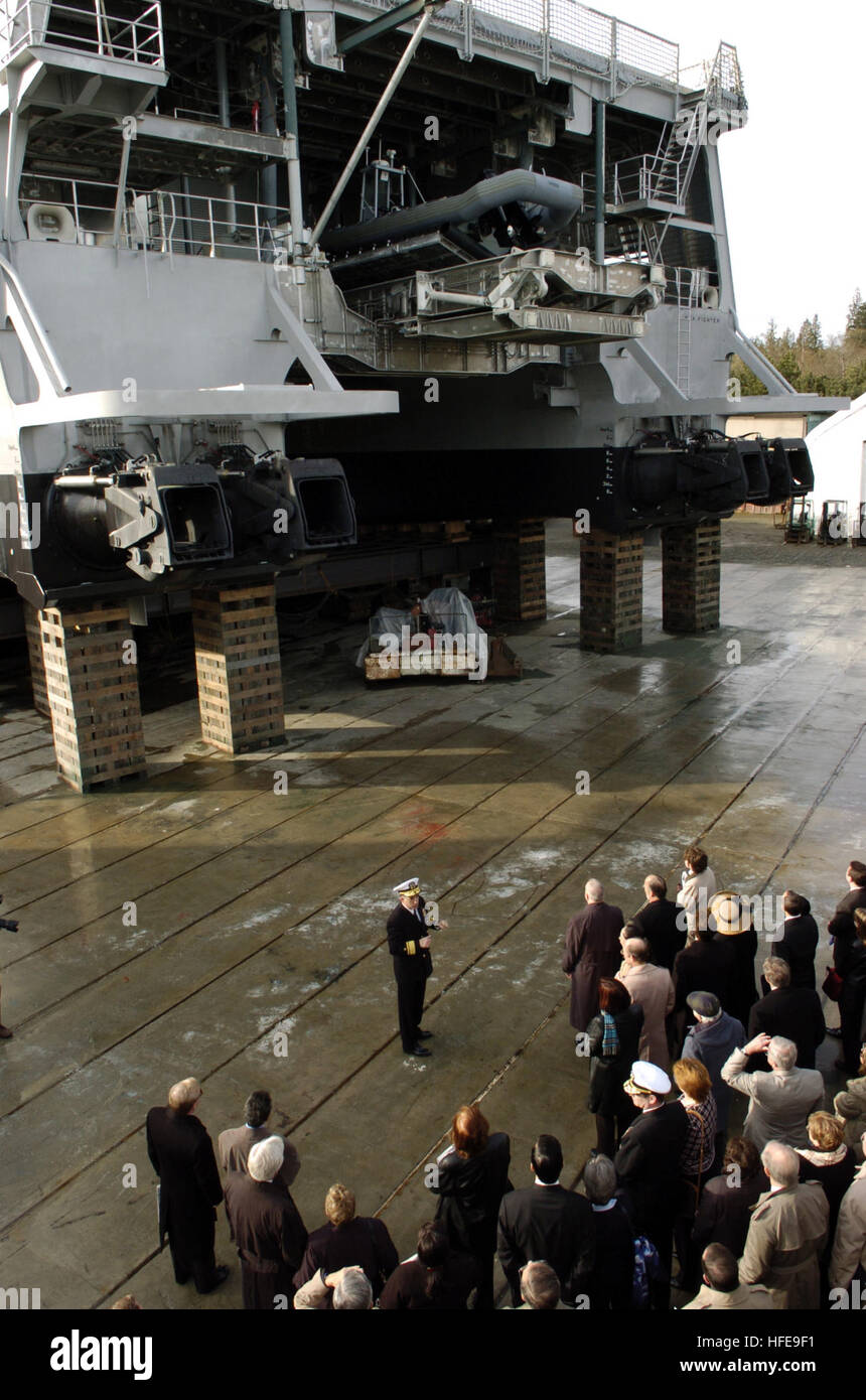 050205-N-7676W-631 Whidbey Island, nello Stato di Washington (Feb. 5, 2005) - capo del Naval Research, posteriore Adm. Jay M. Cohen, conduce un tour del litorale sperimentale Craft-Experimental superficiale (X-Craft), mare Fighter (FSF 1), prima della cerimonia di battesimo a Nichols fratelli costruttori di barche in Freeland, nello Stato di Washington Mare Fighter sarà utilizzato per valutare le prestazioni di idrodinamica, comportamento strutturale, missione la flessibilità e il sistema di propulsione ad alta velocità di navi. La X-Craft è una ad alta velocità catamarano in alluminio che si prova una varietà di tecnologie che consentiranno di Marina di operare più efficacemente in littora Foto Stock