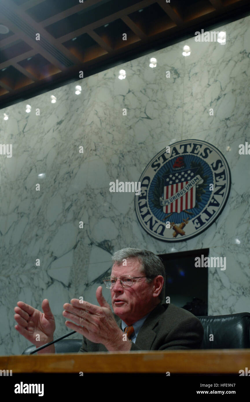 050210-N-2383B-253 Washington, D.C. (Dec. n. 10, 2005) Ð Il senatore James Inhofe (R-OK) domande top ranking leader dell'U.S. Forze Armate, durante la difesa di richiesta di autorizzazione per l'anno fiscale 2006 e il futuro programma di difesa. Stati Uniti Navy foto di Chief Fotografo compagno del Johnny Bivera (rilasciato) Navy US 050210-N-2383B-253 il senatore James Inhofe (R-OK) domande top ranking leader dell'U.S. Forze Armate, durante la difesa di richiesta di autorizzazione per l'anno fiscale 2006 e il futuro programma di difesa Foto Stock