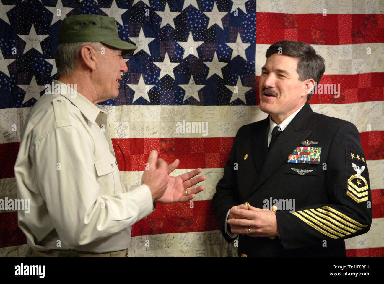 050211-N-0962S-003 Washington, D.C. (Feb. 11, 2005) - Master Chief Sottufficiali della Marina (MCPON) Terry Scott parla di R. Lee Ermey in Marina Centro di operazioni al Pentagono durante un episodio della storia del canale 'Mail chiamata." Scott ha discusso il suo ruolo nella marina come MCPON e la sua influenza su questioni che interessano arruolato marinai, le loro famiglie e la qualità della vita. Ermey è ben noto per il suo ruolo come Gunnery Sgt. Hartman in Stanley Kubrick film 'Full Metal Jacket.' U.S. Foto di Marina dal giornalista di seconda classe Brandan W. Schulze (rilasciato) Navy US 050211-N-0962S-003 Master Chief Petty Foto Stock