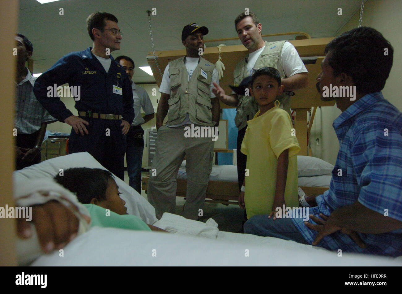 La U.S. Seventh Fleet Band conduce un concerto a bordo della USNS Mercy (T-AH 19) a banda Aceh, Sumatra, Indonesia, come parte dell'operazione Unified Assistance. Il personale medico e l'equipaggio distribuiscono aiuti umanitari e forniscono servizi sanitari alle popolazioni colpite dallo tsunami. Foto Stock