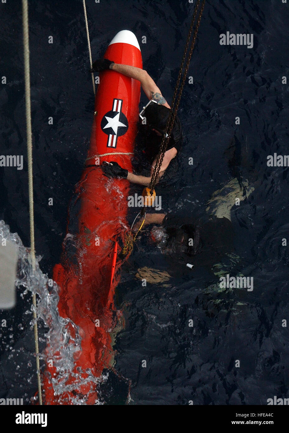 050219-N-7512V-005 Okinawa, in Giappone (feb. 19, 2005) - Ricerca e nuotatori di salvataggio da un equipaggio di recuperare un disabile BQM-74E antenna fuco bersaglio dopo che è stato lanciato dal ponte di volo del missile cruiser USS Cowpens (Cg-63), al largo di Okinawa, in Giappone, nel corso della sua annuale esercizio missile (MISSILEX). Il BQM-74E fornisce dynamic airborne minaccia di simulazione e supporta la flotta in tutto il mondo. Il bersaglio può simulare aerei o missili di crociera in una varietà di profili di minaccia. Stati Uniti Navy foto dal fotografo di Mate 2a classe Kaitlyn Rae Vargo (rilasciato) Navy US 050219-N-7512V-005 Mare Foto Stock