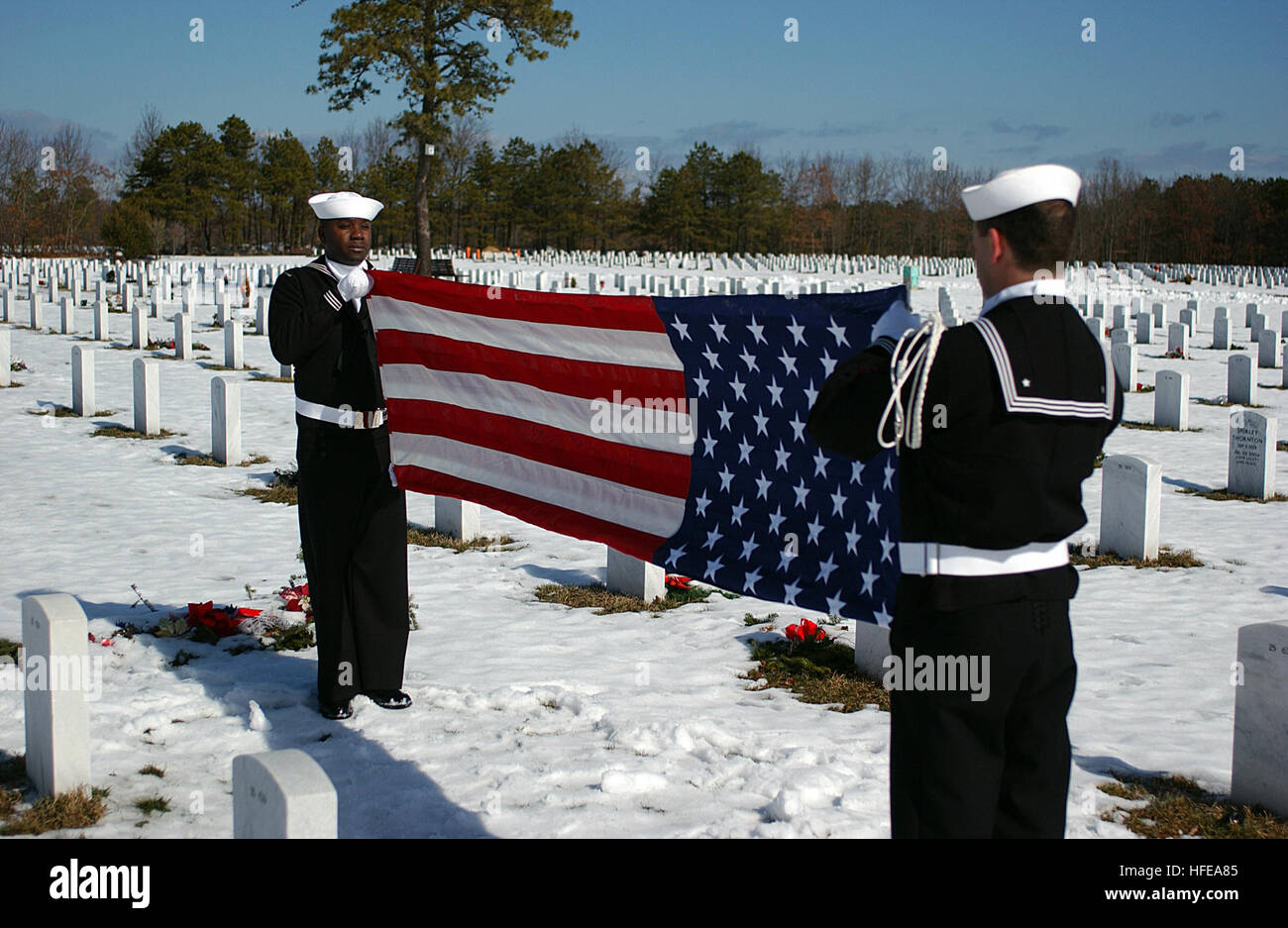 050222-N-0020T-013 Long Island, N.Y. (Feb. 22, 2005) - Boatswain compagno del 3° di classe Marcus Allen e artigliare il compagno del marinaio Scott Favara eseguire la piegatura di bandiera onori per un servizio funebre tenutasi a Calverton Cimitero Nazionale di Long Island, N.Y. I marinai sono assegnati alla marina e Marine Corps Centro di riserva (NMCRC) in Amityville, N.Y. NMCRC Amityville coordina e fornisce funebri Servizi di onore a Long Island regione. Stati Uniti Navy foto dal fotografo di mate 1. Classe Matteo J. Thomas (rilasciato) Navy US 050222-N-0020T-013 Boatswain%%5Ersquo,s Mate 3° di classe Marcus Allen e Gunner%%5 Foto Stock