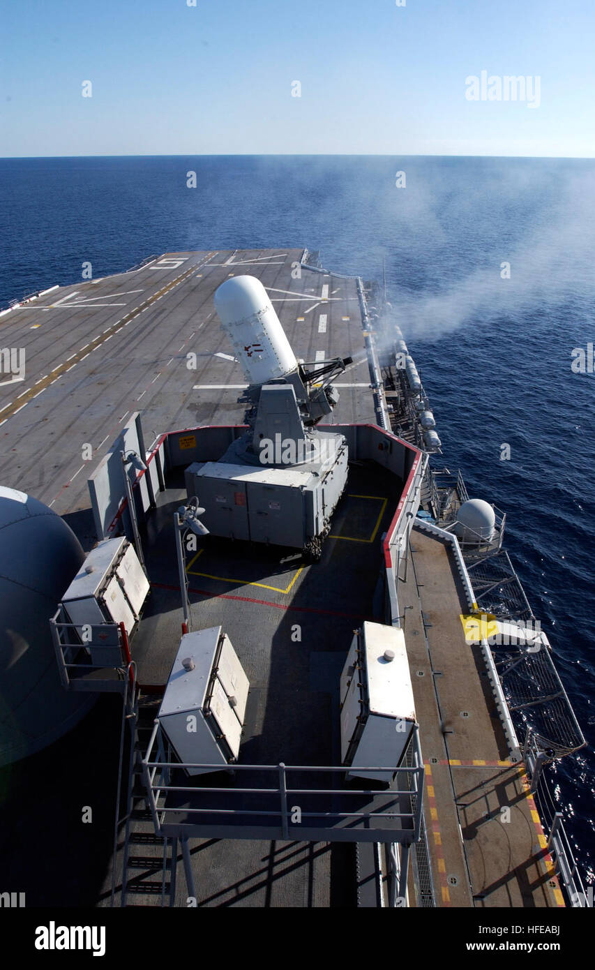 050227-N-9866B-002 Oceano Pacifico (feb. 27, 2005) Ð l'assalto anfibio nave USS Peleliu (LHA 5) conduce una stretta-in sistema di armi (CWIS) live test di incendio durante una taratura Pre-Aim Fire (PACFIRE) nell'Oceano Pacifico. CWIS è una rapida reazione, rapid-fire 20 millimetri sistema pistola che fornisce U.S. Navi della Marina militare con un terminale di difesa contro i missili antinave che hanno penetrato altre difese della flotta. Peleliu è attualmente in corso al largo della costa della California del sud per la formazione delle evoluzioni. Stati Uniti Foto di Marina dal giornalista di terza classe Zack Baddorf (rilasciato) Navy US 050227-N-9866B-002 Il amphib Foto Stock