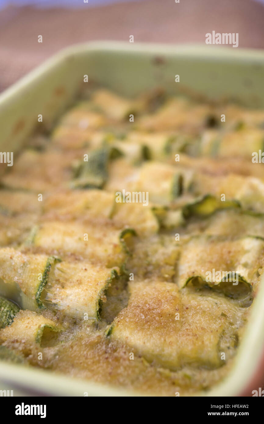 Strato di zucchine gratinéed al forno con pangrattato Foto Stock