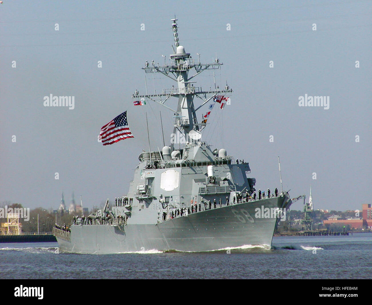 050315-N-0000X-001 Savannah, Ga. (Mar. 15, 2005) Ð il missile destroyer USS Sullivans (DDG 68) si diparte Savannah, Ga., dopo aver partecipato a San PatrickÕs giorno cerimonie. I membri di equipaggio del Sullivans visitato Baccus ChildrenÕs ospedale e ha partecipato alle attività della comunità. L'equipaggio anche rappresentata la marina presso la Sgt. Jasper cerimonia commemorativa in onore di una guerra rivoluzionaria eroe irlandese di decenti e hanno marciato in San PatrickÕs parata del giorno. Stati Uniti Foto di Marina (rilasciato) Navy US 050315-N-0000X-001 il missile destroyer USS Sullivans (DDG 68) si diparte Savannah, Georgia dopo la parte Foto Stock