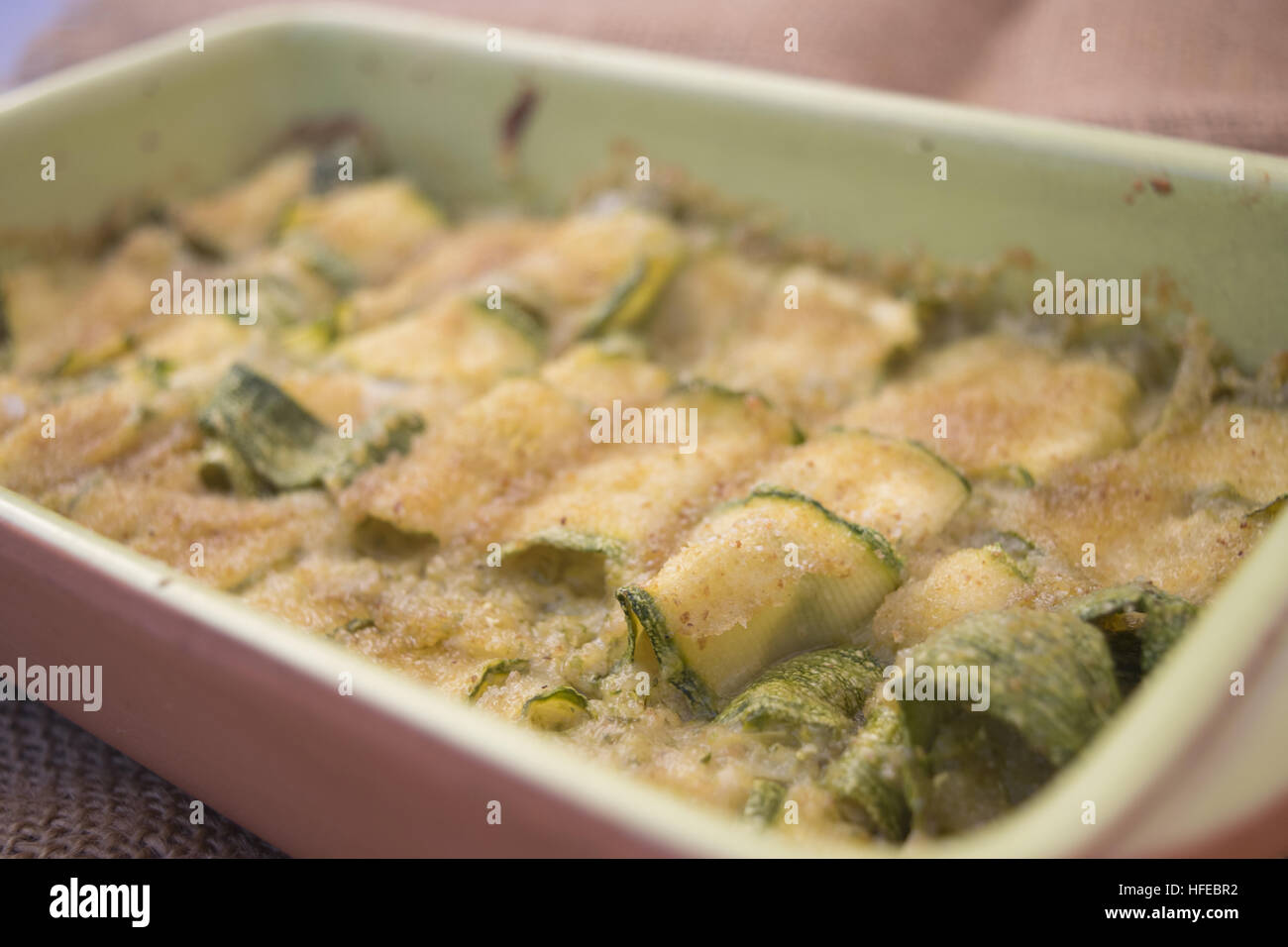 Teglia di zucchine gratinate con pane grattugiato Foto Stock