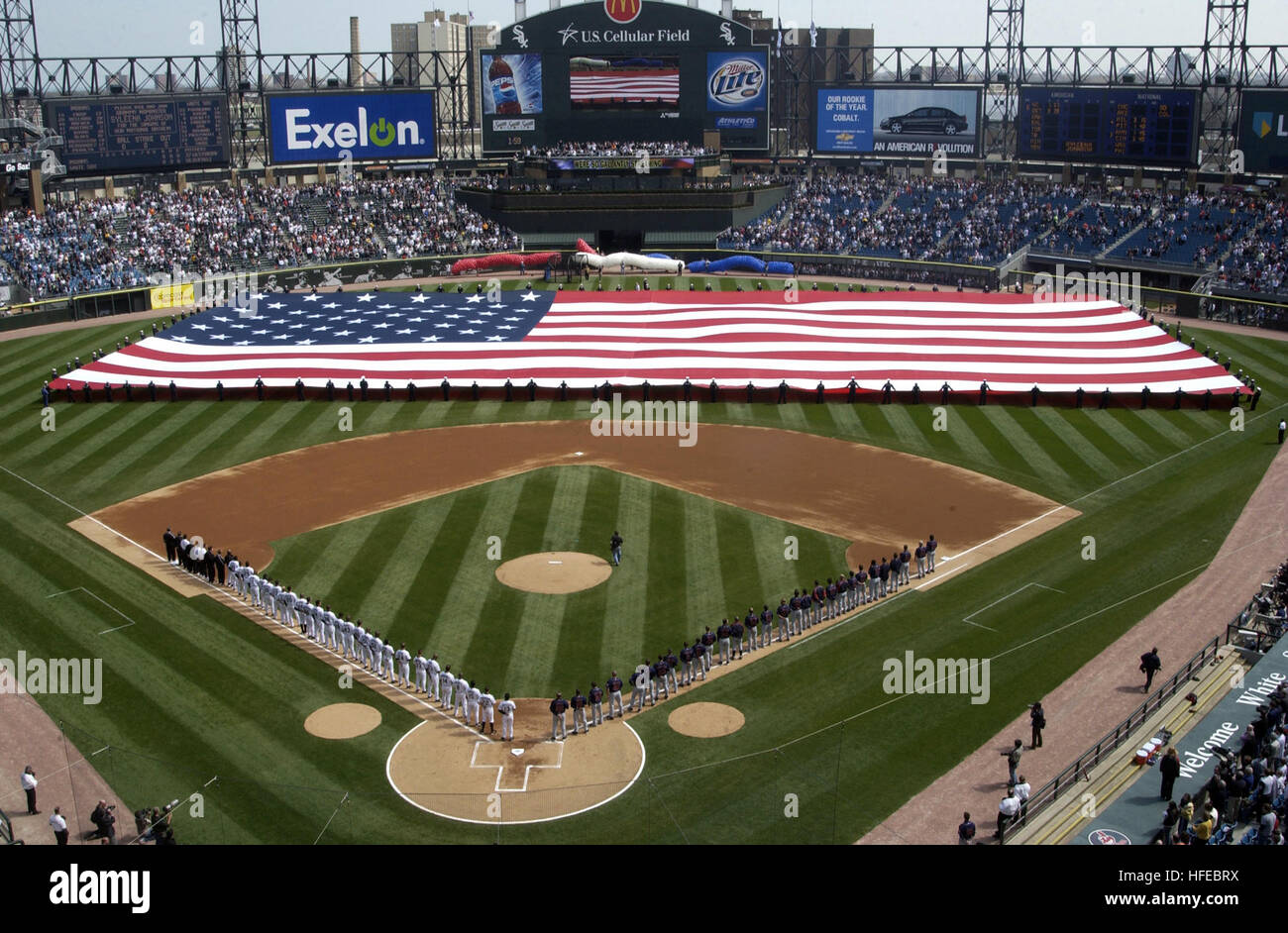 050404-N-1482L-001 Chicago, Ill. (apr. 4, 2005) - Stazione navale Grandi Laghi marinai distendere un gigante di bandiera americana presso il Chicago White Sox home opener vs. Cleveland Indians a U.S. Cellular Park di Chicago, Ill. più di 120 marinai hanno partecipato a dispiegarsi la 150" X 300" bandiera durante il pre-cerimonie di gioco prima di 38.000 tifosi. Stati Uniti Foto di Marina dal giornalista di terza classe Leinaar Elia (rilasciato) Navy US 050404-N-1482L-001 Naval Station Grandi Laghi marinai distendere un gigante di bandiera americana presso il Chicago White Sox home opener vs. Cleveland Indians a U.S. Cellular Park di Chicago, Ill Foto Stock