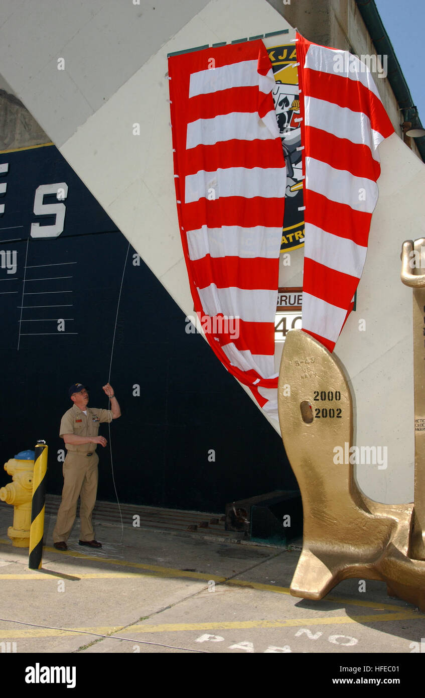 050408-N-7615S-021 San Diego, California (Apr. 8, 2005) - Comando Master Chief Michael Keck svela il nuovo logo di comando del "blackjack" di elicottero di mare squadrone di combattimento due uno (HSC-21). Un elicottero di combattimento squadrone di supporto undici (HC-11) è stata rimessa in servizio a HSC-21 a una cerimonia di premiazione che si terrà a bordo Naval Air Station North Island su Aprile 1, 2005. Il "blackjack" volare la MH-60S Seahawk e la UH-3H elicotteri Sea King. Stati Uniti Navy foto dal fotografo compagno del 3° di classe Danielle M. Sosa (rilasciato) Navy US 050408-N-7615S-021 il comando Master Chief Michael Keck svela il nuovo logo di comando del Blackj Foto Stock