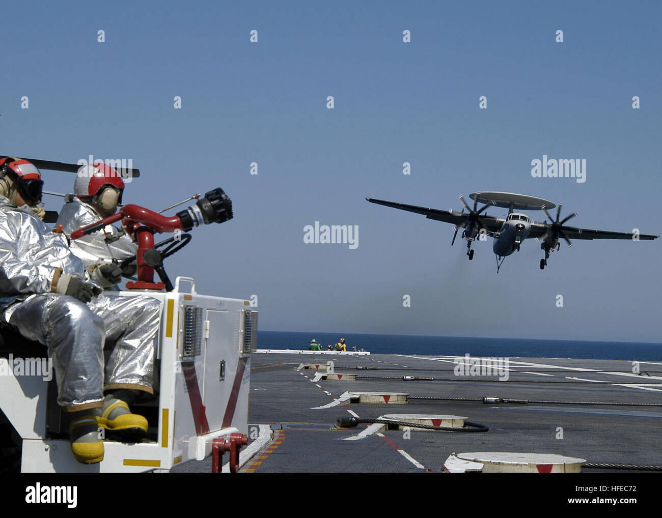 050418-N-5884M-045 Oceano Atlantico (18 aprile 2005) - velisti assegnati per il Crash e divisione di recupero a bordo della Nimitz-class portaerei USS Dwight D. Eisenhower (CVN 69), guarda come una E-2C+ Hawkeye, assegnato al 'Screwtops' di Carrier Airborne Early Warning Squadron uno due tre (VAW-123), si prepara a sbarcare su shipÕs ponte di volo. Il E-2C+ Hawkeye è modificato con le otto-bladed NP2000 a elica. Il nuovo propulsore, fatta da Hamilton-Sundstrand, aumenta le prestazioni e la sicurezza lungo con migliori tecniche di manutenzione. Eisenhower è attualmente in corso di conduzione operatio di routine Foto Stock