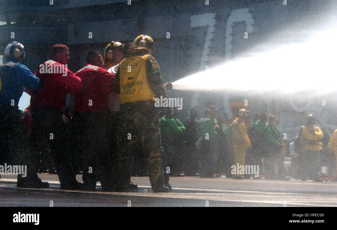 050428-N-7130B-111 Oceano Pacifico (28 aprile 2005) - segnalata di recente velisti assegnati al dipartimento dell'aria a bordo della Nimitz-class portaerei USS Ronald Reagan (CVN 76), il comportamento degli aerei di combattimento di fuoco training con acqua di mare per combattere un finto fuoco aerei sul ponte di volo durante un quartieri generali trapano. Reagan è attualmente in corso nell'Oceano Pacifico routine di condurre le operazioni di carrier. Stati Uniti Navy foto dal fotografo compagno del 3° di classe Aaron onere (rilasciato) Navy US 050428-N-7130B-111 segnalata di recente velisti assegnati al dipartimento dell'aria a bordo della Nimitz-aeromobili di classe carrier Foto Stock