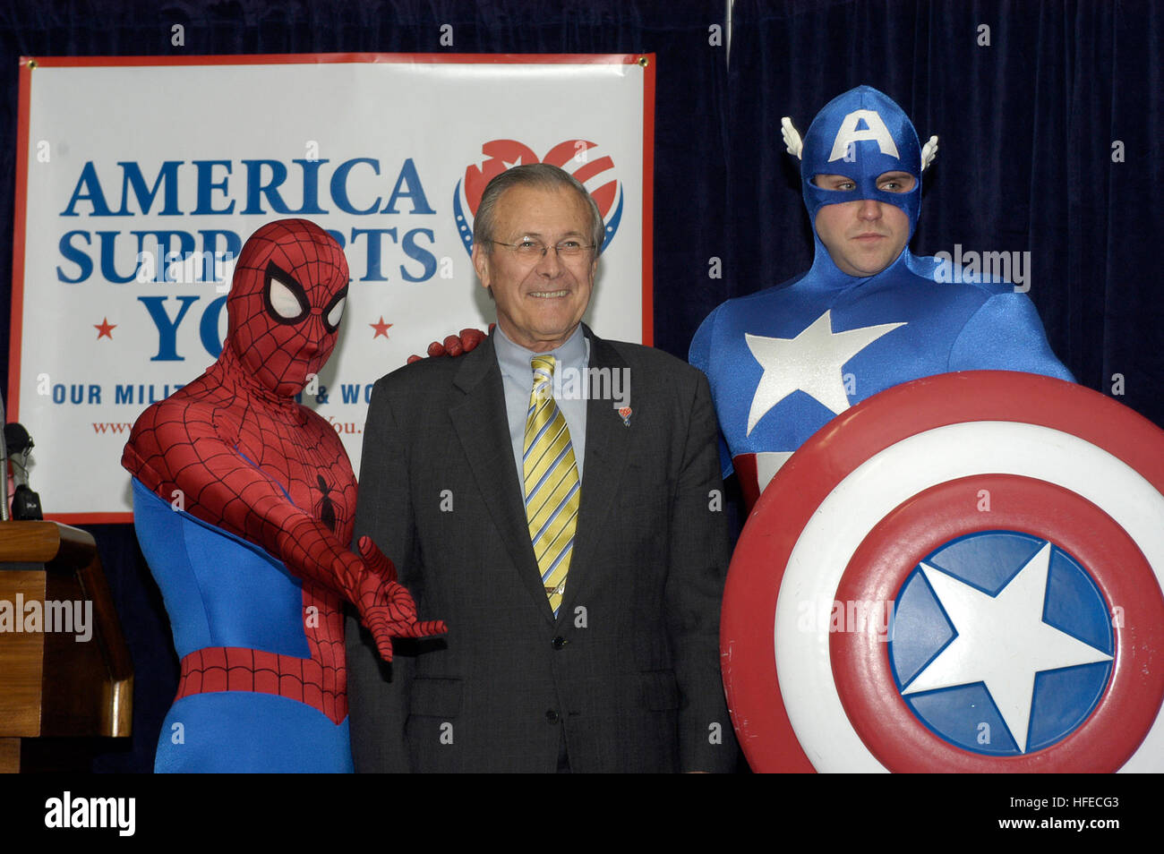 050428-N-0295M-002 Pentagono a Washington, D.C. (28 aprile 2005) - Il Segretario della Difesa Donald Rumsfeld pone con supereroi Spiderman e Captain America durante la presentazione di un libro a fumetti che saranno distribuiti gratuitamente alle forze statunitensi in Iraq e in tutto il mondo. Con i vendicatori, quattro fantastici Spider-Man e altri eroi Marvel, il comico avrà una tiratura di un milione di copie e distribuito attraverso la forza militare di scambi. Il primo 150.000 copie verranno distribuite al personale nel Medio Oriente. Il fumetto è parte di "America vi sostiene, un dipartimento della difesa Foto Stock