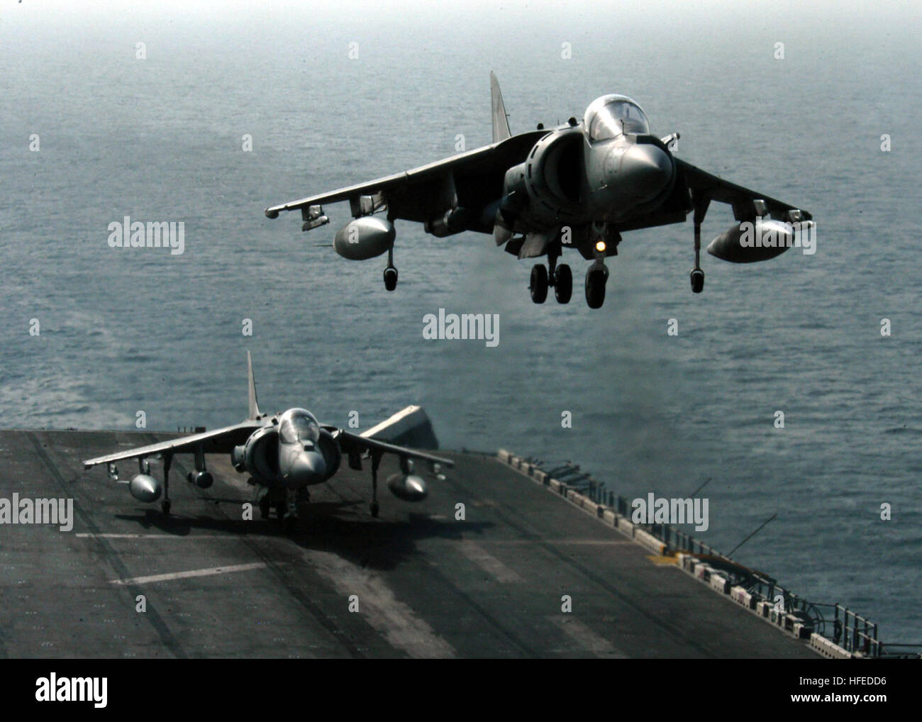 050524-N-5313A-057 Golfo Persico (24 maggio 2005) Ð U.S. Marine Corps AV-8B Harrier conduce un atterraggio verticale sul ponte di volo a bordo di un assalto anfibio nave USS Kearsarge (LHD 3) durante le operazioni di volo. Kearsarge e avviato 26 Marine Expeditionary Unit sono su una distribuzione programmata a sostegno della guerra globale al terrorismo e stanno attualmente conducendo le operazioni di sicurezza marittima nel Golfo Persico. Stati Uniti Navy foto dal fotografo di Mate Airman Sarah E. ARD (rilasciato) Navy US 050524-N-5313A-057 U.S. Marine Corps AV-8B Harrier conduce un atterraggio verticale sul ponte di volo aboa Foto Stock 050524-N-5313A-057 Golfo Persico (24 maggio 2005) Ð U.S. Marine Corps AV-8B Harrier conduce un atterraggio verticale sul ponte di volo a bordo di un assalto anfibio nave USS Kearsarge (LHD 3) durante le operazioni di volo. Kearsarge e avviato 26 Marine Expeditionary Unit sono su una distribuzione programmata a sostegno della guerra globale al terrorismo e stanno attualmente conducendo le operazioni di sicurezza marittima nel Golfo Persico. Stati Uniti Navy foto dal fotografo di Mate Airman Sarah E. ARD (rilasciato) Navy US 050524-N-5313A-057 U.S. Marine Corps AV-8B Harrier conduce un atterraggio verticale sul ponte di volo aboa Foto Stock