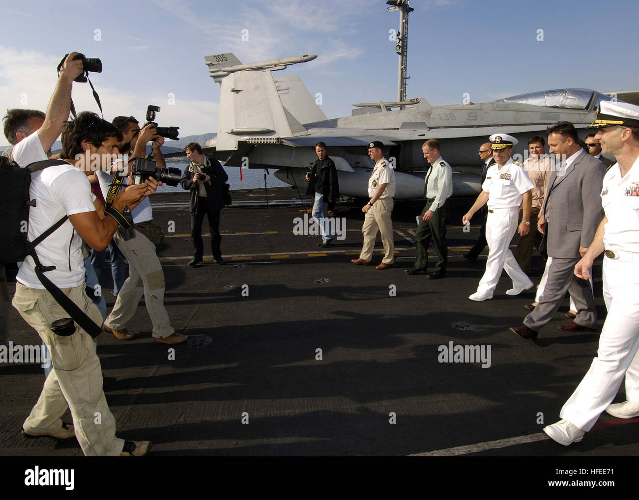 050517-N-9742R-018 Split, Croazia (17 maggio 2006) - Ministro croato di difesa, Berislav Roncevic tours il ponte di volo della centrale nucleare-powered portaerei USS Enterprise (CVN 65) accanto al comandante, Enterprise Carrier Strike gruppo Adm posteriore. Ray Spicer, sinistra e Enterprise Comandante Capt. Larry S. Riso, destra, mentre la media osserva. Il Supporto Enterprise Strike gruppo è su un programmato sei mesi di distribuzione nel sostegno della guerra globale al terrorismo. Mentre in forze navali Europa Area di responsabilità, lo sciopero gruppo potrà condurre attività di formazione e il teatro di cooperazione per la sicurezza IT Foto Stock