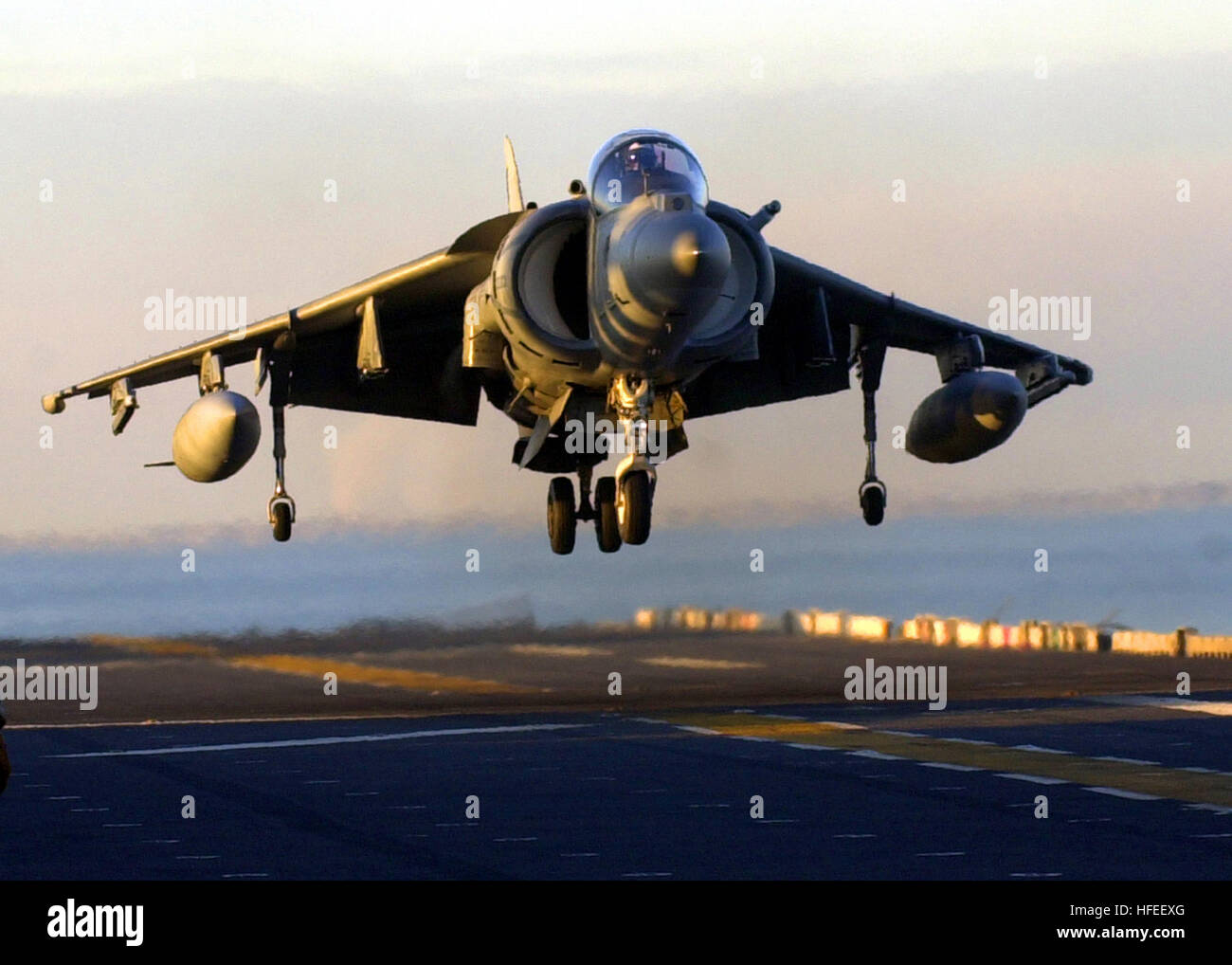 030114-N-2972R-071 in mare a bordo della USS Kearsarge (LHD 3) Gennaio 14, 2003 -- Un AV-8B II ÒHarrierÓ assegnato all'ÒBulldogsÓ dello squadrone di attacco a due a due e tre (VMA-223) atterra sul ponte di volo dell'assalto anfibio della nave. AV-8B II è una seconda generazione, verticale/breve decollo ed atterraggio (V/STOL) luce-attacco di velivoli a getto utilizzati dalla Marine Corps. La missione primaria del AV8-B è di fornire sensibile chiudere il supporto aereo per le forze di terra. Stati Uniti Navy foto di PhotographerÕs Mate 3° classe Roman-Otero Angelo. (Rilasciato) Navy US 030114-N-2972R-071 Un AV-8B Harrier II terre sul volo Foto Stock 030114-N-2972R-071 in mare a bordo della USS Kearsarge (LHD 3) Gennaio 14, 2003 -- Un AV-8B II ÒHarrierÓ assegnato all'ÒBulldogsÓ dello squadrone di attacco a due a due e tre (VMA-223) atterra sul ponte di volo dell'assalto anfibio della nave. AV-8B II è una seconda generazione, verticale/breve decollo ed atterraggio (V/STOL) luce-attacco di velivoli a getto utilizzati dalla Marine Corps. La missione primaria del AV8-B è di fornire sensibile chiudere il supporto aereo per le forze di terra. Stati Uniti Navy foto di PhotographerÕs Mate 3° classe Roman-Otero Angelo. (Rilasciato) Navy US 030114-N-2972R-071 Un AV-8B Harrier II terre sul volo Foto Stock