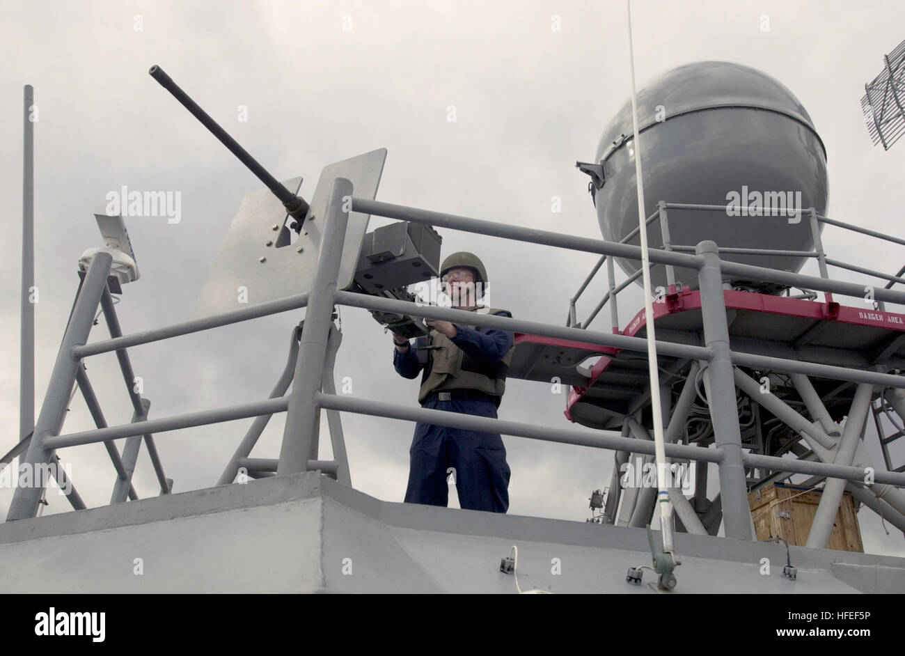 031016-N-1056B-001 Mare Mediterraneo (ott. 16, 2003) -- Un marinaio sta di guardia su una marcia avanti 0,50 Caliber machine gun posizione a bordo del missile fregata USS Nicholas (FFG 47) durante un esercizio di simulazione non conforme il fermo di una nave pensato per essere il trasporto di armi di distruzione di massa. La quattro giorni di spagnolo fase led è il terzo dei dieci fasi in cui le forze armate dalle undici nazioni partecipano in multi-National Maritime delle operazioni di interdizione (MIO) tracking, imbarco e cogliendo il sospetto che le navi che trasportano armi di distruzione di massa. Stati Uniti Navy foto di Lt. Corey Bar Foto Stock