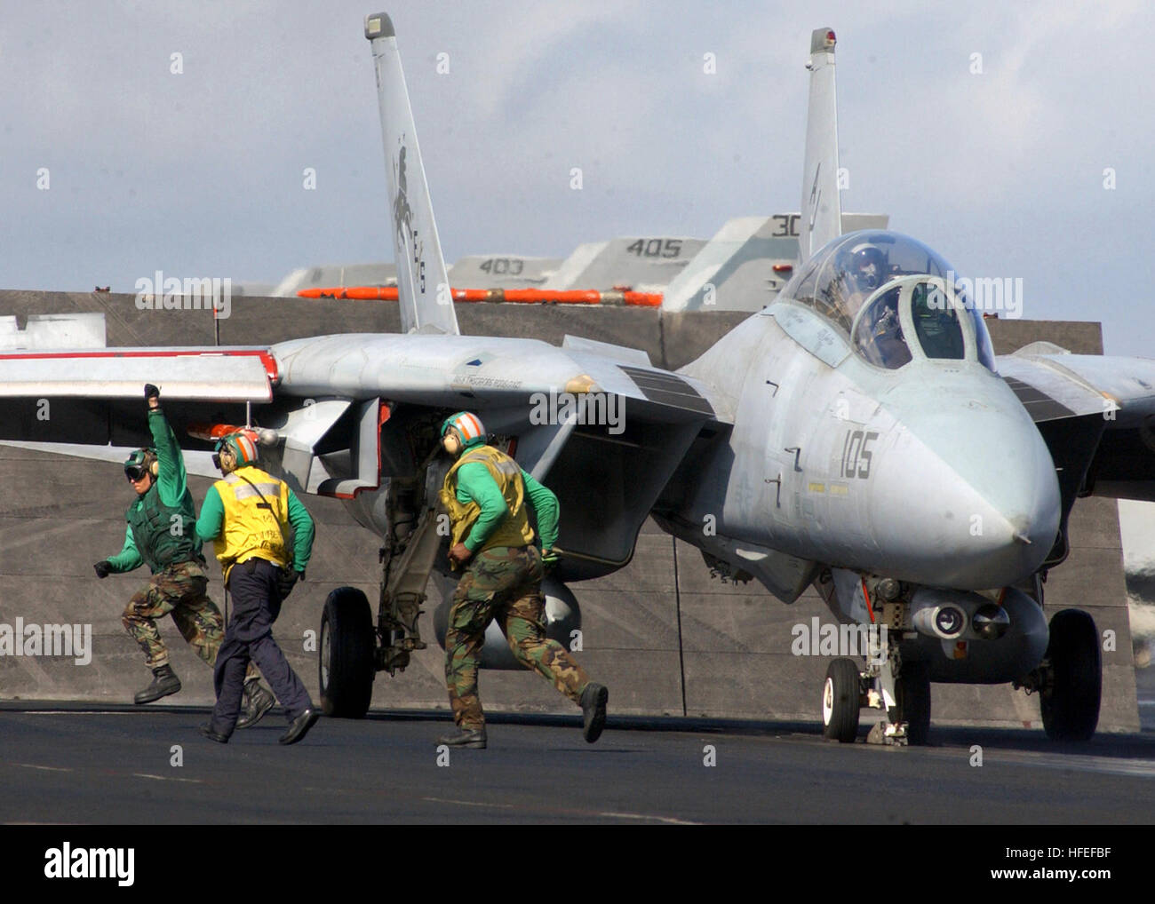 030129-N-3896H-502 in mare a bordo della USS Theodore Roosevelt (CVN 71) Gen 29, 2003 -- ponte di volo personale correre per ottenere dietro il Òfoul lineÓ prima di un F-14 ÒTomcatÓ assegnato al "leoni neri" Fighter Squadron uno due tre (VF-213) è lanciato da uno dei quattro alimentati a vapore di una catapulta sul volo shipÕs deck. Il Òfoul lineÓ in una linea sull'shipÕs ponte di volo, che il ponte di volo personale deve essere dietro prima di un aeromobile può essere lanciato dalla nave al fine di garantire la loro sicurezza. VF-213 è parte di Carrier aria Wing otto intrapreso Roosevelt e stanno conducendo esercizi di formazione nella regione dei Caraibi Foto Stock