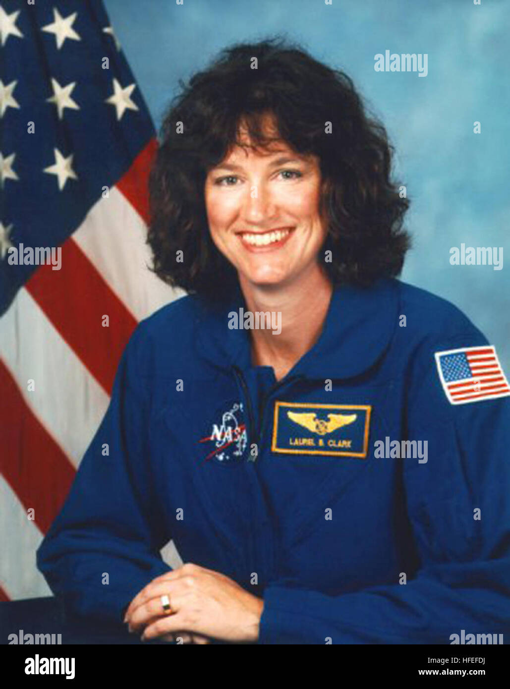 030201-N-0000X-004 Gazzetta NASA ritratto di U.S. Comandante della marina militare, Laurel Blair Salton Clark, M.D. Lo specialista di missione sul ill stregate space shuttle Columbia durante la missione STS-107, che ha rotto durante il rientro il 1 febbraio 2003. Foto per gentile concessione della NASA. (Rilasciato) Navy US 030201-N-0000X-004 Space Shuttle Columbia astronauta Foto Stock