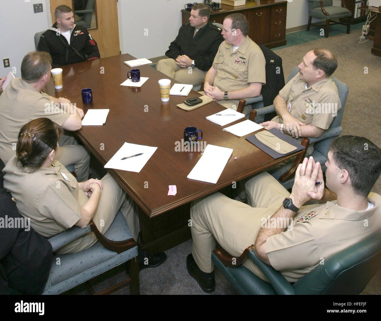 040211-N-4204ES-008 navale lo sviluppo personale di comando (feb. 11, 2004) Ð Cryptologic tecnico tecnico 1a classe Michael Hettinger, risponde alle domande al personale della Marina di sviluppo (Comando NPDC) primo marinaio di l'anno (SOIA) scheda sotto la rivoluzione del programma di formazione. Petty Officer Hettinger è stata selezionata da Adm posteriore. J. Kevin Moran per rappresentare NPDC in Naval Istruzione Formazione CommandÕs (NETC) Concorrenza di soia. Stati Uniti Navy foto di PhotographerÕs Mate 2a classe Mark A. Ebert. (Rilasciato) Navy US 040211-N-4204ES-008 Cryptologic tecnico tecnico 1a classe Michael Hettinger, risposta Foto Stock