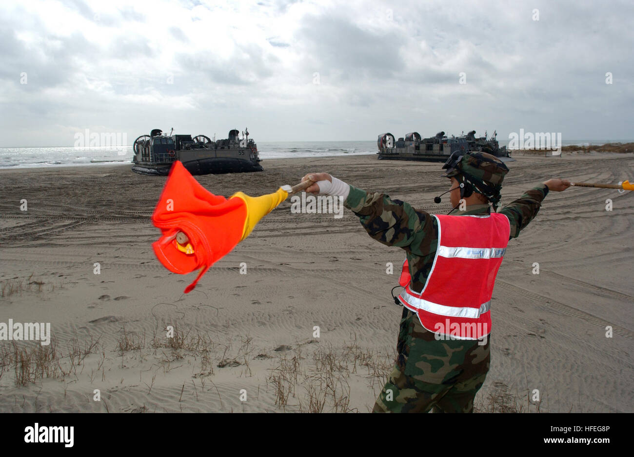 030305-N-3642ES-016 Camp Lejeune, N.C. (Mar. 5, 2003) -- marinaio apprendista Tracey battaglia guide una Landing Craft Air Cushion (LCAC) assegnato all assalto unità artigianali quattro (ACU-4) sulla spiaggia. Il LCAC trasporta i Marines e le loro apparecchiature a bordo della USS Iwo Jima (LHD 7). L'Iwo Jima Amphibious Ready Group (ARG) è in rotta verso il Golfo Arabico a sostegno dell'Operazione Enduring Freedom. Stati Uniti Fotografia della Marina dal fotografo di mate 1. Classe Shawn Eklund. (Rilasciato) Navy US 030305-N-3642ES-016 marinaio apprendista Tracey battaglia guide una Landing Craft Air Cushion (LCAC) assegnato all assalto unità artigianali Fo Foto Stock