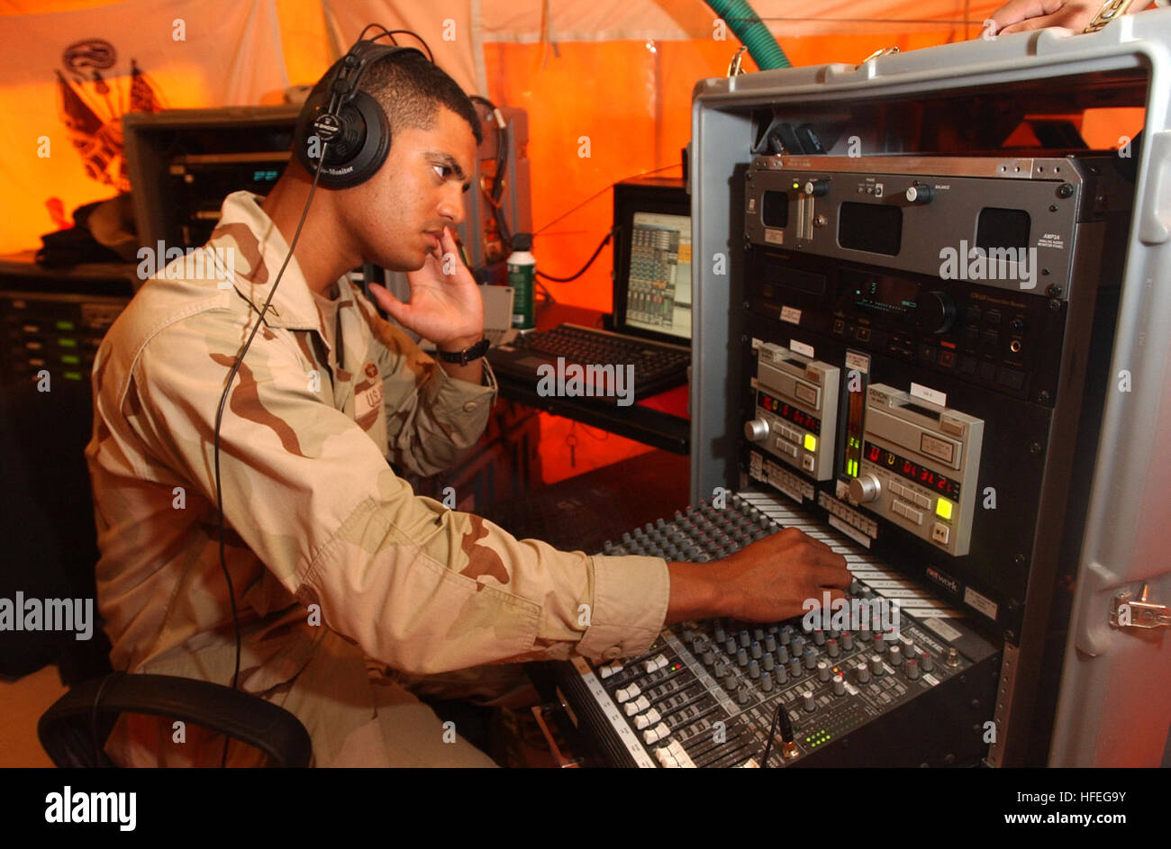 030306-N-4309A-034 Comando Centrale Area di Responsabilità (Mar. 6, 2003) -- un soldato assegnato per gli Stati Uniti Dell'esercito 4 Operazioni psicologiche gruppo (POG) modifiche di un audio prodotto ricevuto attraverso il dispiegabile Produzione Audio System (DAPS). Operatori speciali dal 4 Operazioni psicologiche gruppo (POG) e gli Stati Uniti Air Force 193rd Special Operations Wing (SOW) la trasmissione televisiva e la programmazione delle radio che consente agli Stati Uniti di comunicare direttamente al popolo iracheno. Stati Uniti Navy foto dal fotografo compagno del 1° classe Ansarov Aronne. (Rilasciato) Navy US 030306-N-4309A-034 o psicologico Foto Stock