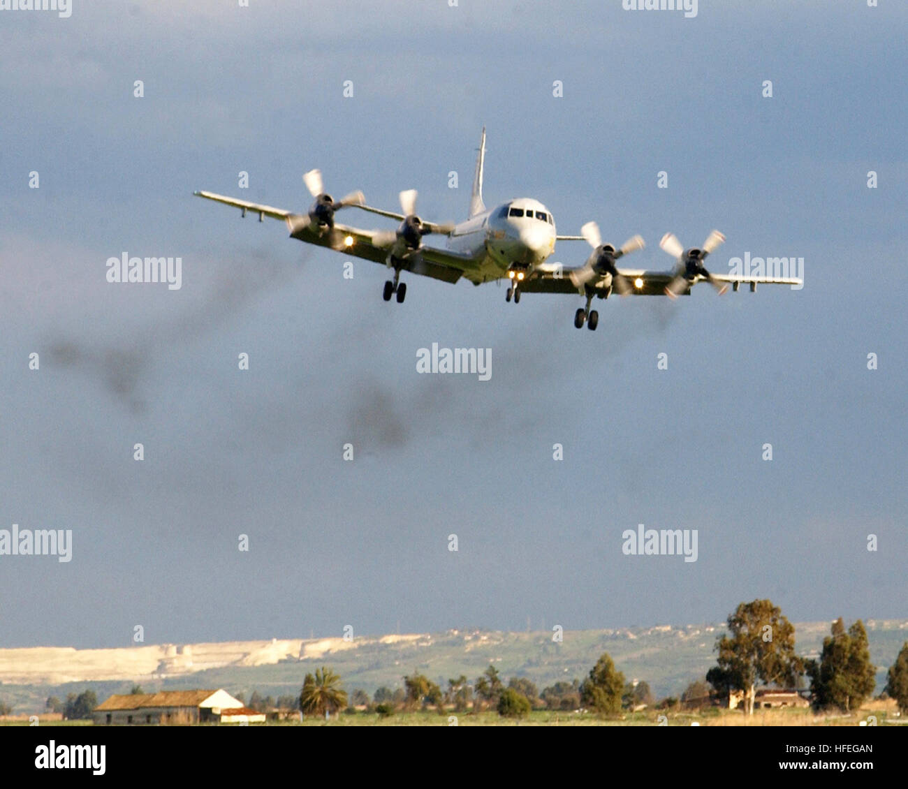 030326-N-3122S-001 Naval Air Station Sigonella, Sicilia (Mar. 26, 2003) Ð- UN P-3C Orion aeromobile dal ÒTigersÓ di Patrol Squadron otto (VP-8) rende il suo approccio finale alla Naval Air Station (NAS Sigonella). VP-8 fornisce anti-guerra sottomarina per forze nel Mare Mediterraneo. Stati Uniti Navy foto dal fotografo di Mate Airman Shannon R. Smith. (Rilasciato) Navy US 030326-N-3122S-001 UN P-3C Orion aeromobile dal %%22Flying Tigers%%22, di Patrol Squadron otto (VP-8) rende il suo approccio finale alla Naval Air Station (NAS) Sigonella Foto Stock