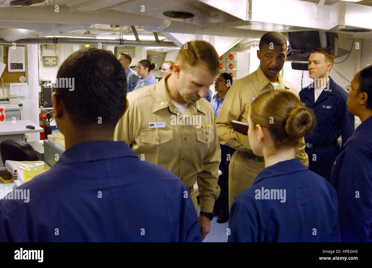 030314-N-3235P-509 (Mar. 14, 2003) -- Lt. La Cmdr. Scott E. Norr, Divisione Foto ufficiale a bordo della USS Harry Truman (CVN 75), ispeziona i suoi marinai durante la mattina quarti divisionale. Truman e Carrier aria Wing tre (CVW-3) sono distribuiti a sostegno dell'Operazione Enduring Freedom. Stati Uniti Navy foto dal fotografo di mate 1. Classe Michael W. Pendergrass. (Rilasciato) Navy US 030314-N-3235P-509 Lt. La Cmdr. Scott E. Norr, Divisione Foto ufficiale a bordo della USS Harry Truman (CVN 75), ispeziona i suoi marinai durante la mattina quarti divisionale Foto Stock