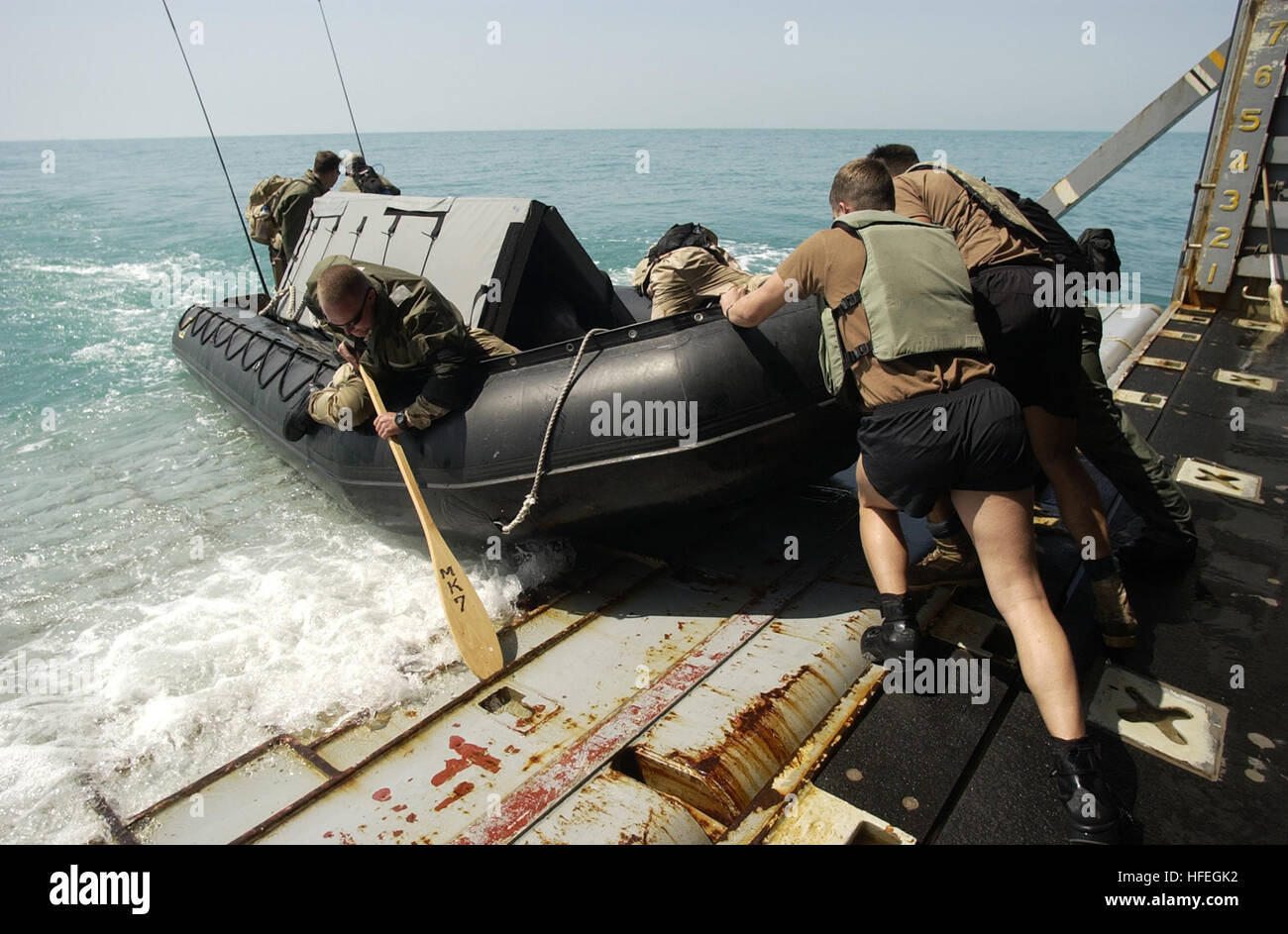 030317-N-5319A-011 Comando Centrale Area di Responsabilità (Mar. 17, 2003) -- i membri della profonda/acqua poco profonda Mark 7 equipaggio dal comandante unità di attività (CTU-55.4.3) spingere la loro barca off ben coperta della USS Gunston Hall (LSD 44) durante il trasporto di un naso di bottiglia Dolphin operanti nel Golfo Arabico. CTU-55.4.3 è un team multinazionale costituito da navale gioco speciale Team-One, flotta Diving di tre unità dal Regno Unito, il gioco di squadra di immersione da Australia e l'eliminazione degli ordigni esplosivi di unità mobili di sei e otto (EODMU-6 e EODMU-8). Queste unità sono in conduzione profondi/wate poco profonda Foto Stock