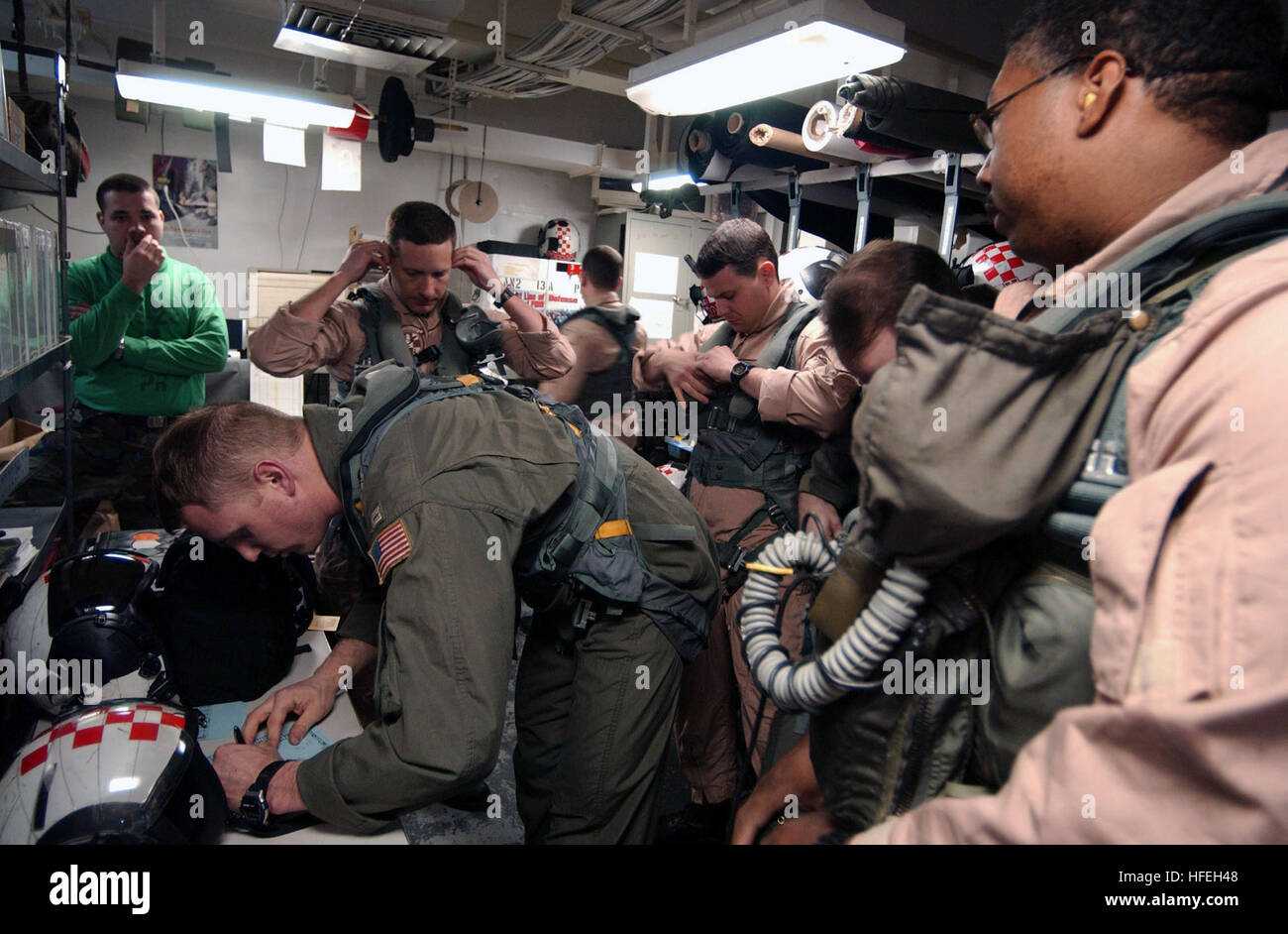 030321-N-7781D-072 del Mediterraneo (Mar. 21, 2003) -- STATI UNITI Naval aviatori assegnati al 'Checkmates' di mare Control Squadron due due (VS-22) abito in marcia di volo durante i preparativi per la missione di combattimento in Iraq. La portaerei USS Harry Truman (CVN 75) e Carrier aria Wing tre (CVW-3) sono sulla distribuzione condurre missioni di combattimento a sostegno dell'Operazione Iraqi Freedom. Operazione Iraqi Freedom è la coalizione multinazionale sforzo per liberare il popolo iracheno, eliminare IraqÕs armi di distruzione di massa e la fine del regime di Saddam Hussein. U. S. Marina foto dal fotografo Foto Stock