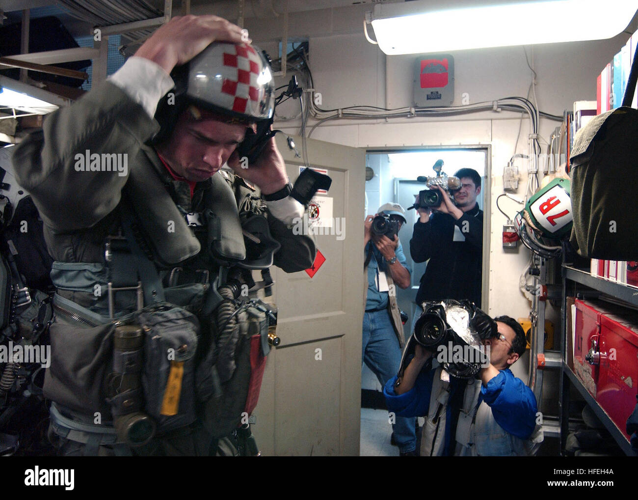 030321-N-7781D-084 del Mediterraneo (Mar. 21, 2003) -- Supporti integrati a bordo della portaerei USS Harry Truman (CVN 75) documento U.S. Aviatore navale assegnato al 'Checkmates' di mare Control Squadron due due (VS-22) indossare il suo ingranaggio di volo durante i preparativi per la missione di combattimento in Iraq. Truman (CVN 75) e Carrier aria Wing tre (CVW-3) sono sulla distribuzione condurre missioni di combattimento a sostegno dell'Operazione Iraqi Freedom. Operazione Iraqi Freedom è la coalizione multinazionale sforzo per liberare il popolo iracheno, eliminare IraqÕs armi di distruzione di massa e la fine del regime di Sadda Foto Stock