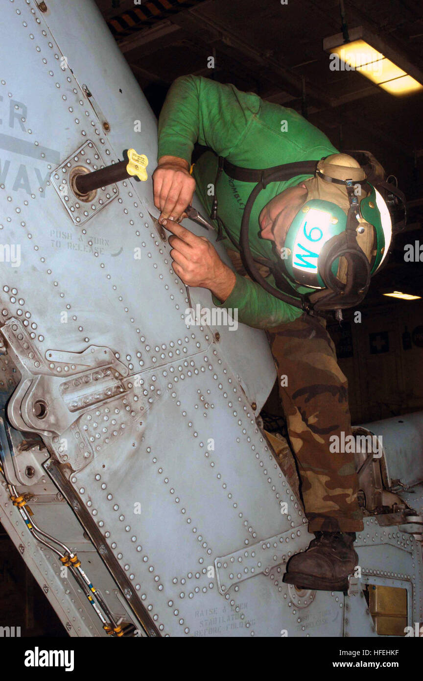 Aviation Structural Mechanic esegue un'ispezione di fase di routine sull'SH-60F Sea Hawk TAIL a bordo della USS Kitty Hawk con Carrier Air Wing Five (CVW-5) che opera con le forze di coalizione nel Golfo Arabo durante l'operazione Iraqi Freedom il 28 marzo 2003. Foto Stock