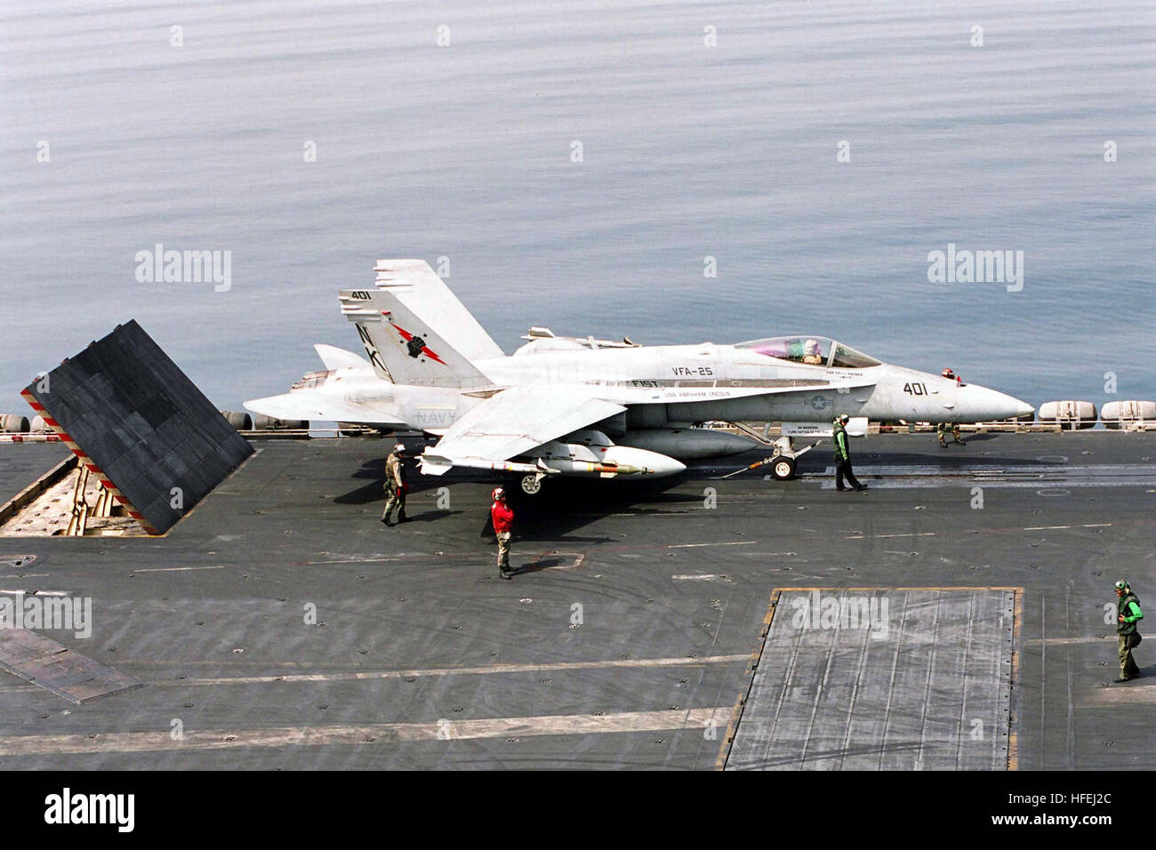 030405-N-9951B-016 il Golfo Arabico (apr. 5, 2003) -- Un F/A-18C Hornet assegnato al "pugno di Flotta" di Strike Fighter Squadron Venticinque (VFA) si prepara a lanciare dal ponte di volo a bordo della USS Abraham Lincoln (CVN 72). Lincoln e Carrier aria Wing quattordici (CVW-14) sono in conduzione delle missioni di combattimento a sostegno dell'Operazione Iraqi Freedom. Operazione Iraqi Freedom è la multi-nazionali della Coalizione sforzo per liberare il popolo iracheno, eliminare in Iraq le armi di distruzione di massa e la fine del regime di Saddam Hussein. Stati Uniti Navy foto dal fotografo compagno del 3° di classe Elizabeth A. Bartneck Foto Stock