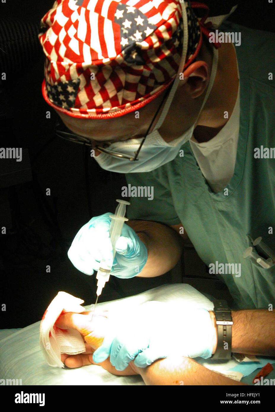 030425-N-2382W-004 il Golfo Arabico (apr. 25, 2003) -- Lt. Bob Hawkins, Nurse-Anesthetist amministra un anestetico locale a un ferito Marine prima di un intervento chirurgico a bordo della USS Kearsarge (LHD 3). La Kearsarge è dispiegato condurre missioni di combattimento a sostegno dell'Operazione Iraqi Freedom, multi-nazionali della Coalizione sforzo per liberare il popolo iracheno, eliminare in Iraq le armi di distruzione di massa e la fine del regime di Saddam Hussein. Stati Uniti Navy foto dal fotografo di Mate Airman apprendista Finley Williams. (Rilasciato) Navy US 030425-N-2382W-004 Lt. Bob Hawkins, Nurse-Anesthetist amministra un locale Foto Stock