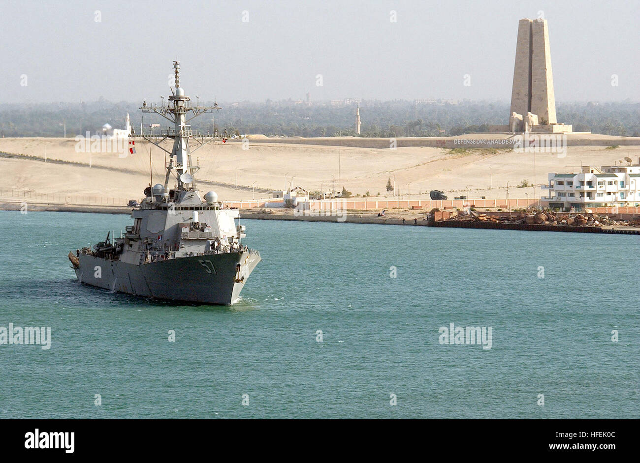 030426-N-6141B-017 il Canale di Suez (apr. 26, 2003) -- il missile destroyer USS Mitscher (DDG 57) passa un memoriale costruito in riconoscimento della difesa del Canale di Suez da 1914-1918 mentre in transito attraverso il canale di Suez. Mitscher è una delle tante navi da guerra sostenere l'Operazione Iraqi Freedom. Operazione Iraqi Freedom è la multi-nazionali della Coalizione sforzo per liberare il popolo iracheno, eliminare in Iraq le armi di distruzione di massa e la fine del regime di Saddam Hussein. Stati Uniti Navy foto di Chief giornalista Alan J. Baribeau. (Rilasciato) Navy US 030426-N-6141B-017 il missile destroyer U Foto Stock