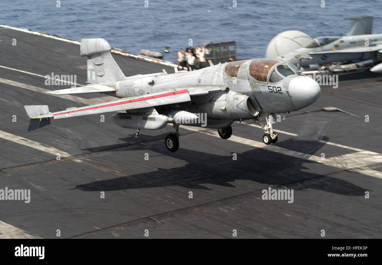 030430-N-6410T-507 Mare Mediterraneo (apr. 30, 2003) -- Un EA-6B Prowler assegnato al 'Shadowhawks' di Attacco Elettronico uno squadrone Forty One (VAQ-141) atterra sul ponte di volo della USS Theodore Roosevelt CVN (71), che è attualmente implementato conducendo le operazioni a sostegno dell'Operazione Iraqi Freedom. Operazione Iraqi Freedom è la multi-nazionali della Coalizione sforzo per liberare il popolo iracheno, eliminare IraqÕs armi di distruzione di massa e la fine del regime di Saddam Hussein. Stati Uniti Navy foto di PhotographerÕs Mate Airman apprendista Chris Thamann. (Rilasciato) Navy US 030430-N-6410T-507 Un e Foto Stock