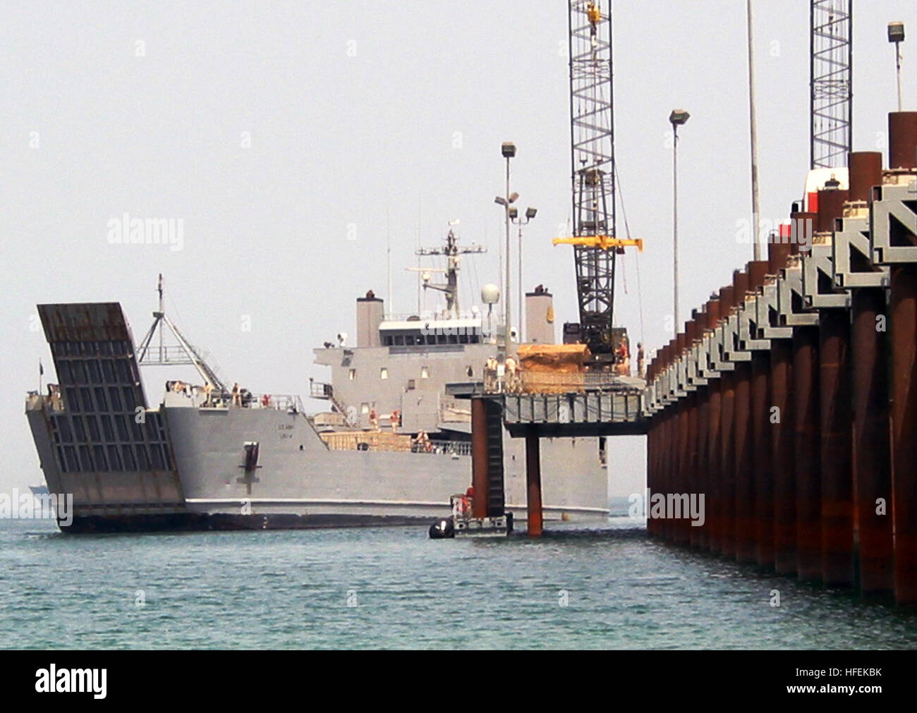 030511-N-1050K-029 Camp patriota, Kuwait (11 maggio 2003) -- Un U.S. Esercito il supporto logistico nave (LSV) tira al fianco degli Stati Uniti Navy elevata System-Modular Causeway (ELCAS-M) per le apparecchiature offload durante continua logistica comune oltre la riva (JLOTS) operazioni. Il 275-piedi lungo GSS è la più grande nave l'ELCAS-M è in grado di gestire e viene utilizzato per l'alimentazione militare trasporto di personale e materiale rotabile Veicoli e contenitore cargo. Stati Uniti Foto di Marina dal giornalista di prima classe Giuseppe Krypel. (Rilasciato) Navy US 030511-N-1050K-029 U.S. Esercito il supporto logistico nave (LSV) tira al fianco degli Stati Uniti Navy Foto Stock