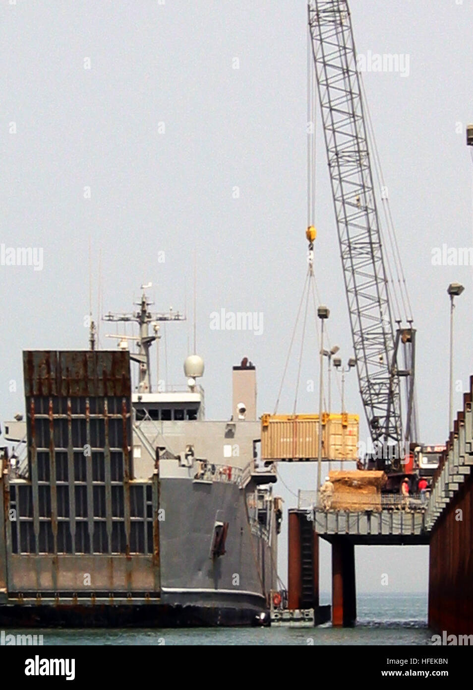 030511-N-1050K-044 Camp patriota, Kuwait (11 maggio 2003) -- Un U.S. Esercito il supporto logistico nave (LSV) tira al fianco degli Stati Uniti Navy elevata System-Modular Causeway (ELCAS-M) per le apparecchiature offload durante continua logistica comune oltre la riva (JLOTS) operazioni. Il 275-piedi lungo GSS è la più grande nave l'ELCAS-M è in grado di gestire e viene utilizzato per l'alimentazione militare trasporto di personale e materiale rotabile Veicoli e contenitore cargo. Stati Uniti Foto di Marina dal giornalista di prima classe Giuseppe Krypel. (Rilasciato) Navy US 030511-N-1050K-044 U.S. Esercito il supporto logistico nave (LSV) tira al fianco degli Stati Uniti Navy Foto Stock