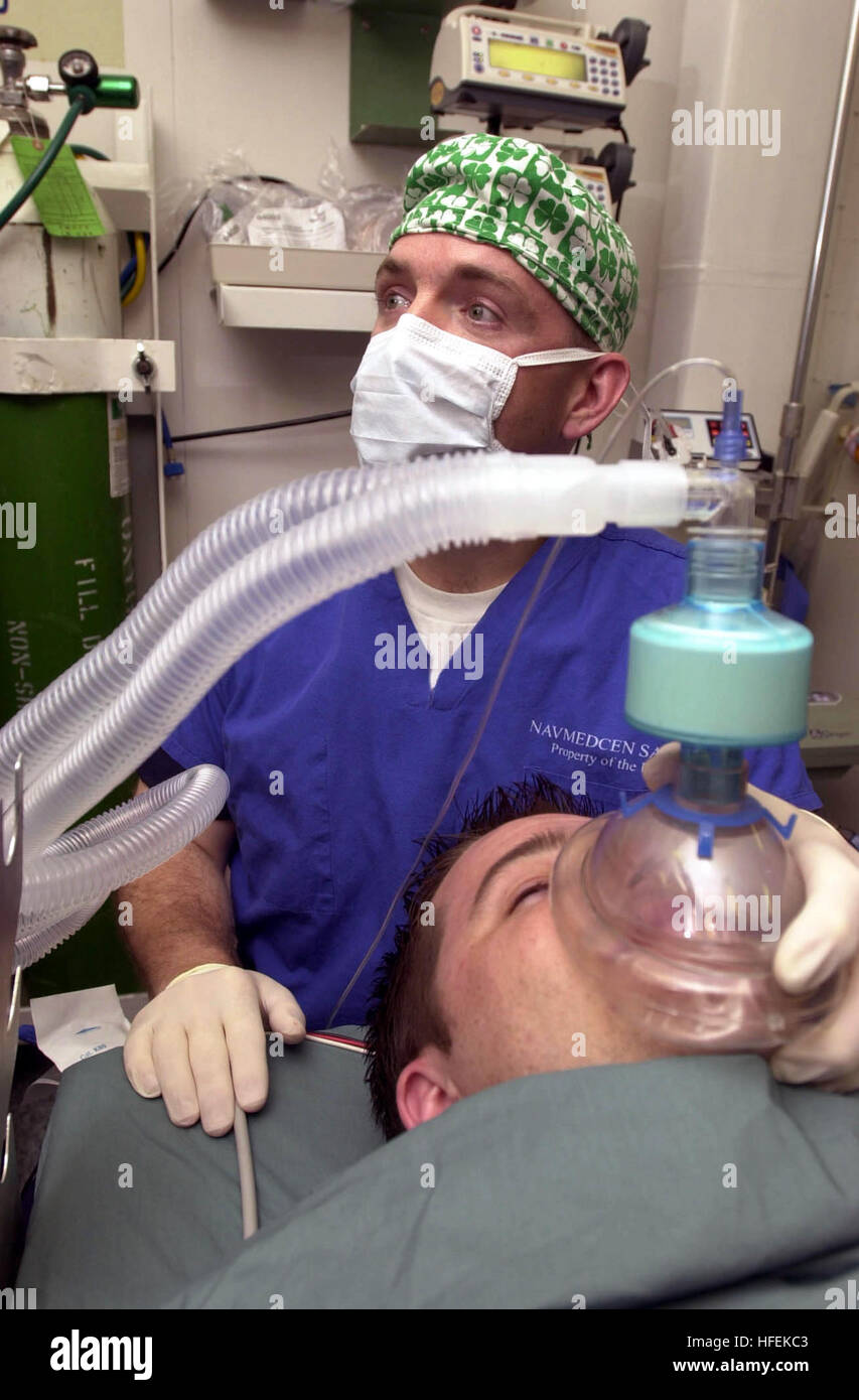 030513-N-1577S-001 Comando Centrale Area di Responsabilità (13 maggio 2003) -- Lt. La Cmdr. Joe Casey, ShipÕs anestesista, treni sulle procedure di anestesia con Hospital Corpsman 3rd Class Eric Wichman a bordo della USS Nimitz CVN (68). La Nimitz Carrier Strike gruppo e Carrier aria Wing undici (CVW-11) sono distribuiti a sostegno dell'Operazione Iraqi Freedom, multi-nazionali della Coalizione sforzo per liberare il popolo iracheno, eliminare IraqÕs armi di distruzione di massa e la fine del regime di Saddam Hussein. Stati Uniti Navy foto di PhotographerÕs Mate Airman Timothy F. Sosa. (Rilasciato) Navy US 030513-N-1577S-001 L Foto Stock