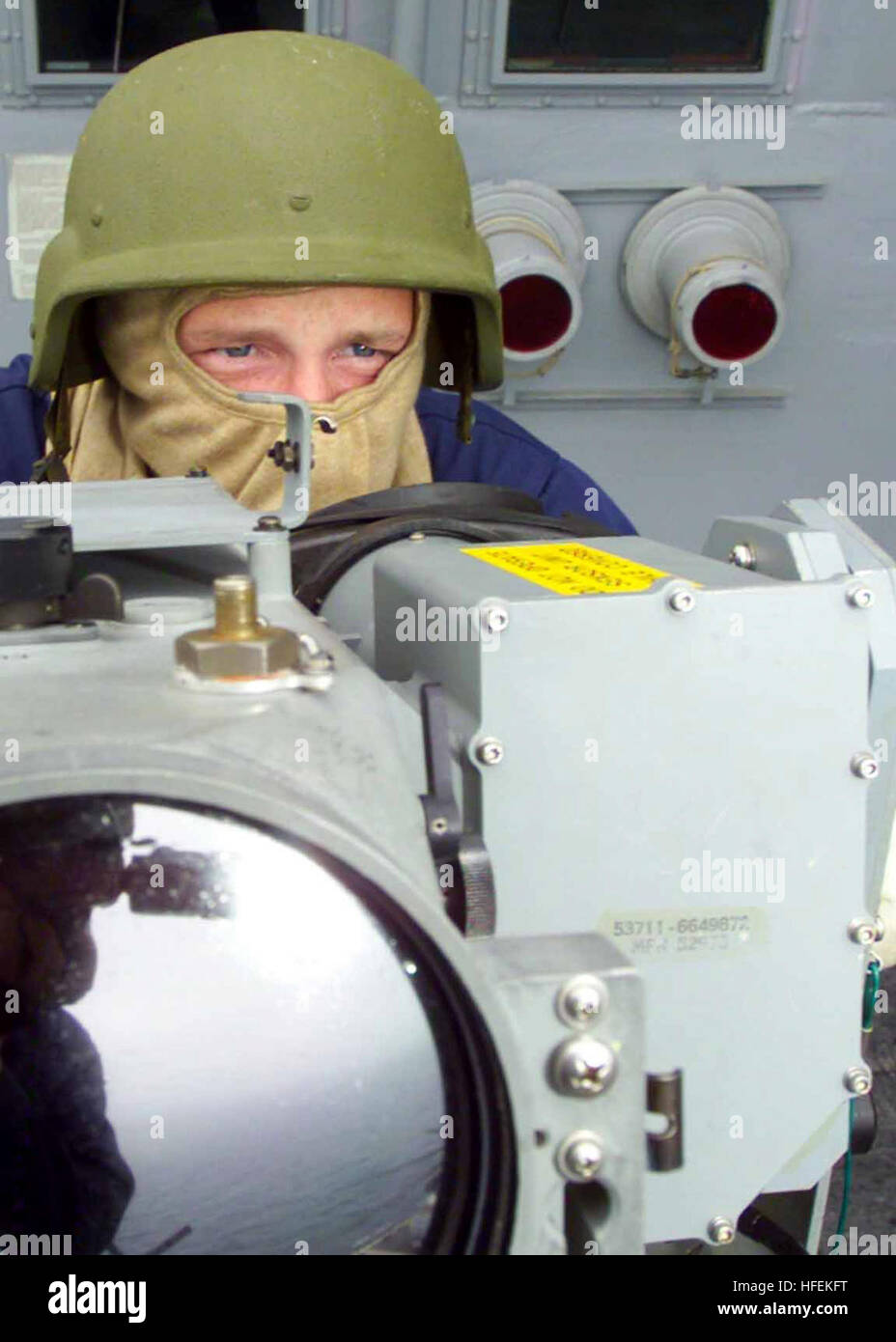 030225-N-2972R-011 Golfo Arabico (feb. 25, 2003) -- Mentre in mare a bordo di un assalto anfibio nave USS Kearsarge (LHD 3), segnalatore marinaio Gary James conduce la formazione con un/KAS-1una guerra chimica rivelatore direzionale (CWDD) a un quartier generale stazione sul segnale shipÕs bridge. Il CWDD è un passivo a infrarossi sensore di formazione di immagini che fornisce la capacità di rilevamento e identificazione del nervo chimica degli agenti. Kearsarge è su un regolarmente programmato sei mese la distribuzione in sostegno della Operazione Enduring Freedom. Stati Uniti Navy foto di PhotographerÕs Mate 3° classe Roman-Otero Angelo. (Ri Foto Stock