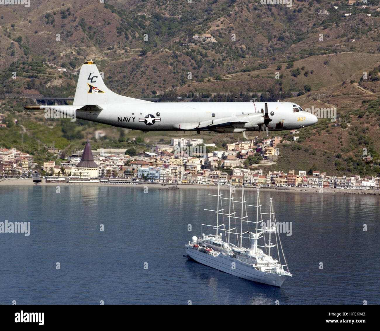 030526-N-3122S-019 Naval Air Station (NAS) Sigonella, Sicilia (26 maggio 2003) -- Un P-3C Orion aeromobile assegnati al 'tigri' di Patrol Squadron otto (VP-8) vola lungo il litorale di Taormina, Sicilia. VP-8 è la casa-base in Brunswick, Maine, e attualmente distribuito alla Naval Air Station (NAS) Sigonella fornendo un supporto logistico per il comandante, U.S. Sesta flotta e le forze della NATO nel Mediterraneo. Stati Uniti Navy foto dal fotografo di Mate Airman Shannon R. Smith. (Rilasciato) Navy US 030526-N-3122S-019 UN P-3C Orion aeromobile assegnati per il Foto Stock