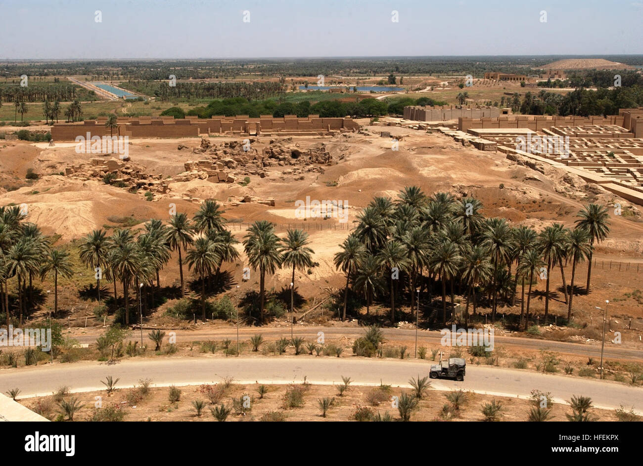 030529-N-5362A-001 Hillah, Iraq (maggio, 29 2003) -- Un U.S. Marine Corps Humvee veicolo trascina verso il basso una strada ai piedi di Saddam Hussein dell ex palazzo d'estate con le rovine dell'antica Babilonia in background. Operazione Iraqi Freedom è la multi-nazionali della Coalizione sforzo per liberare il popolo iracheno, eliminare in Iraq le armi di distruzione di massa e la fine del regime di Saddam Hussein. Stati Uniti Navy foto dal fotografo di mate 1. Classe Arlo K. Abrahamson. (Rilasciato) Navy US 030529-N-5362A-001 U.S. Marine Corps Humvee veicolo trascina verso il basso una strada ai piedi di Saddam Hussein ex palazzo estivo Foto Stock